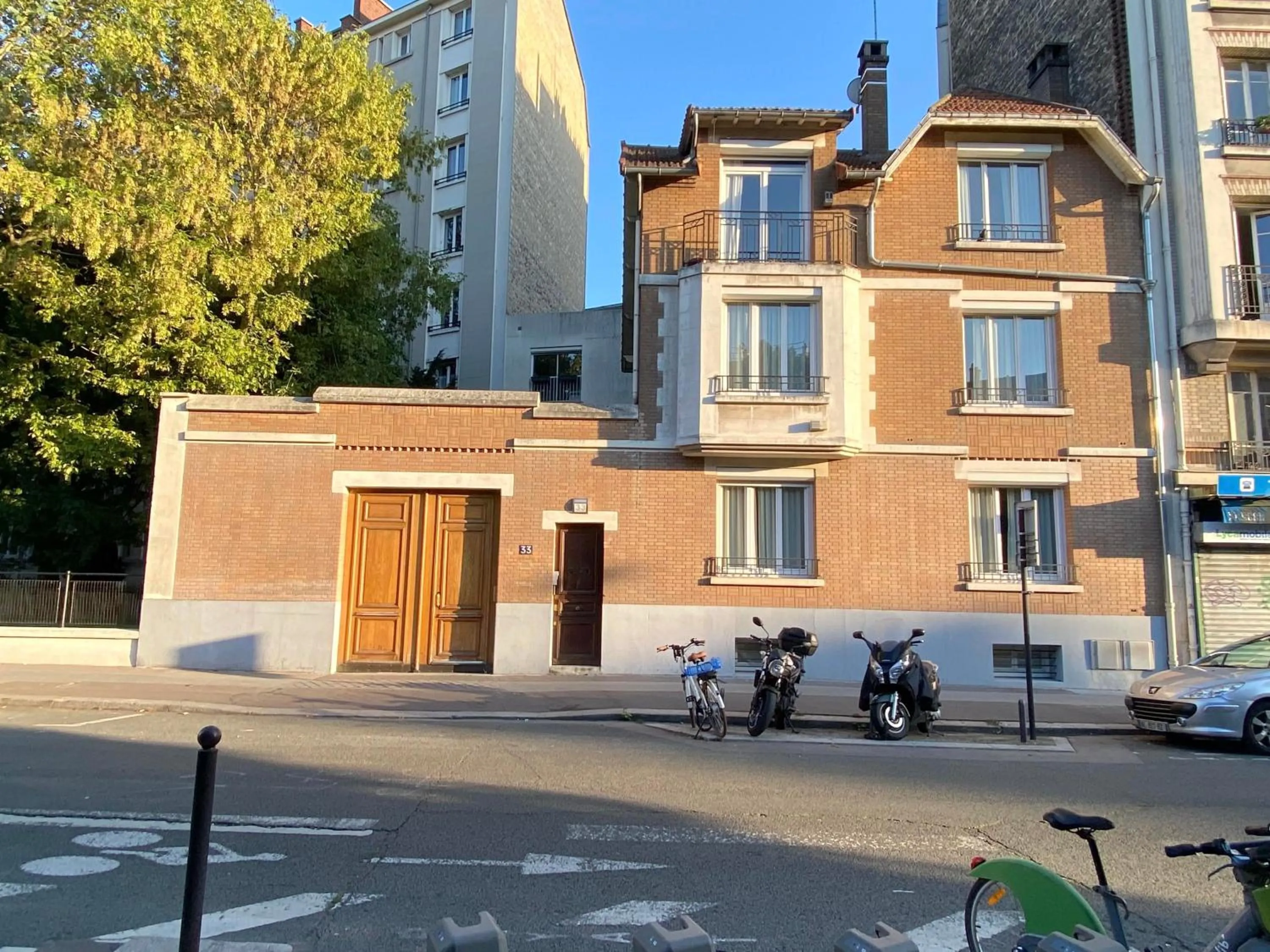 Facade/entrance in La Villa Paris - B&B