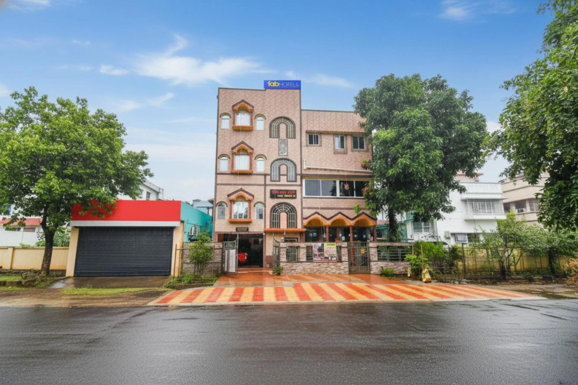 Facade/entrance in FabHotel Sriya - City Center, Durgapur