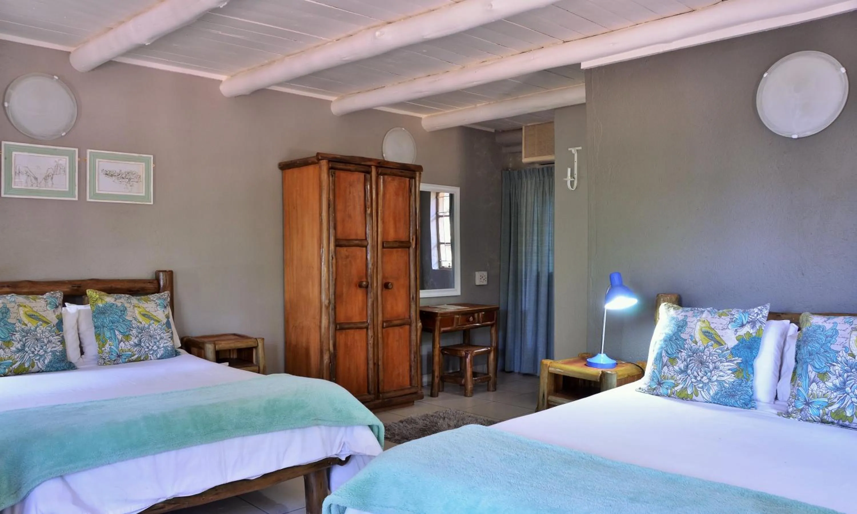 Photo of the whole room, Bed in eBundu Lodge