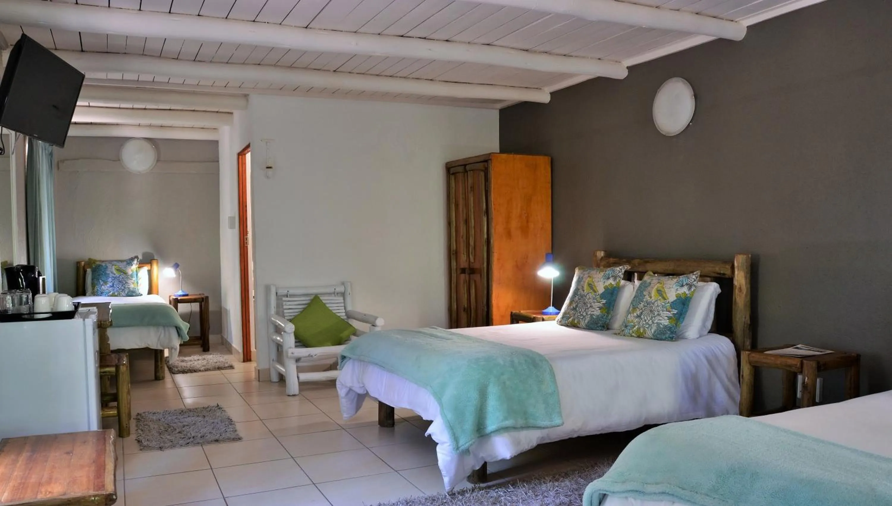 Photo of the whole room, Bed in eBundu Lodge