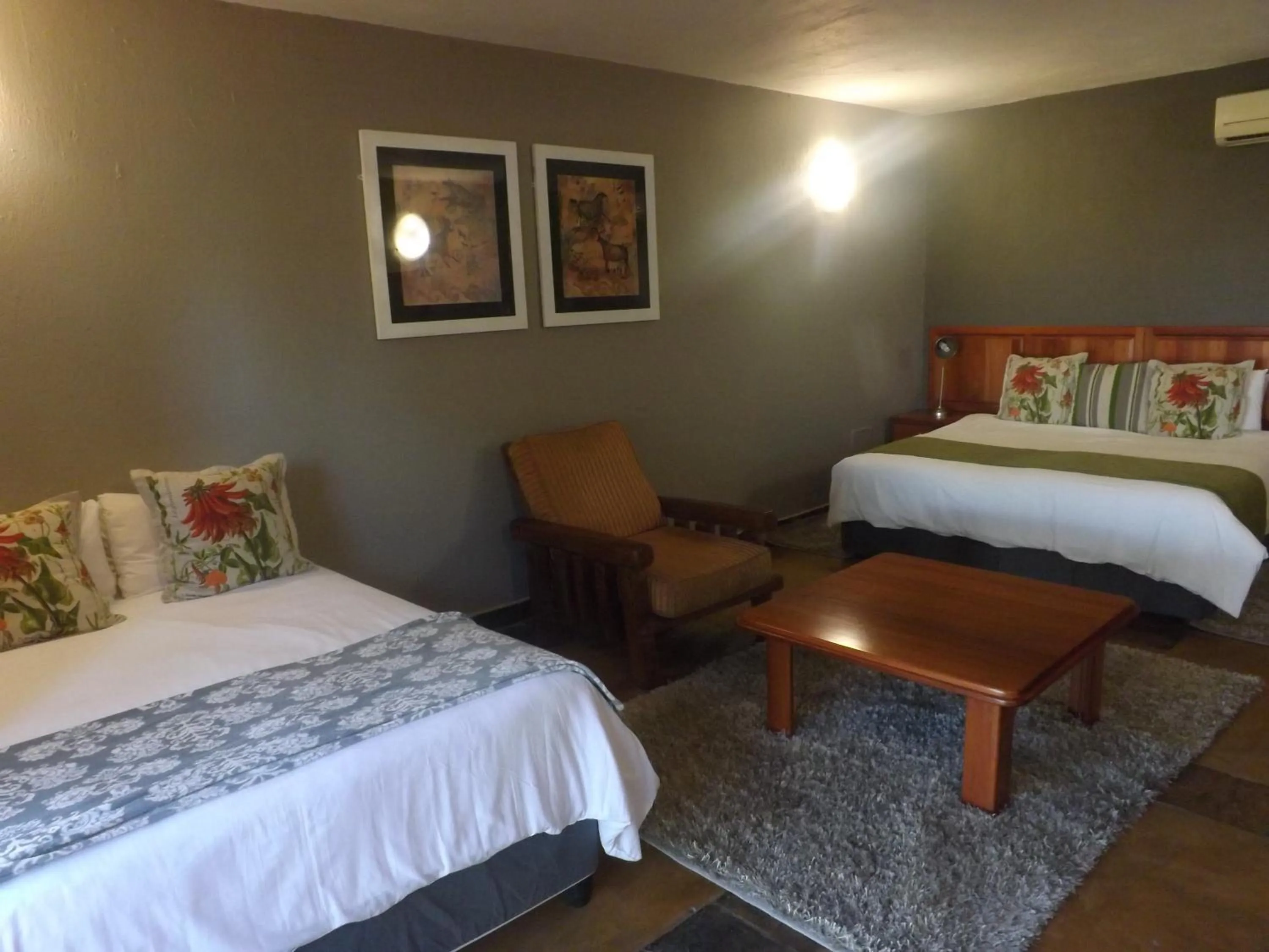 Photo of the whole room, Bed in eBundu Lodge