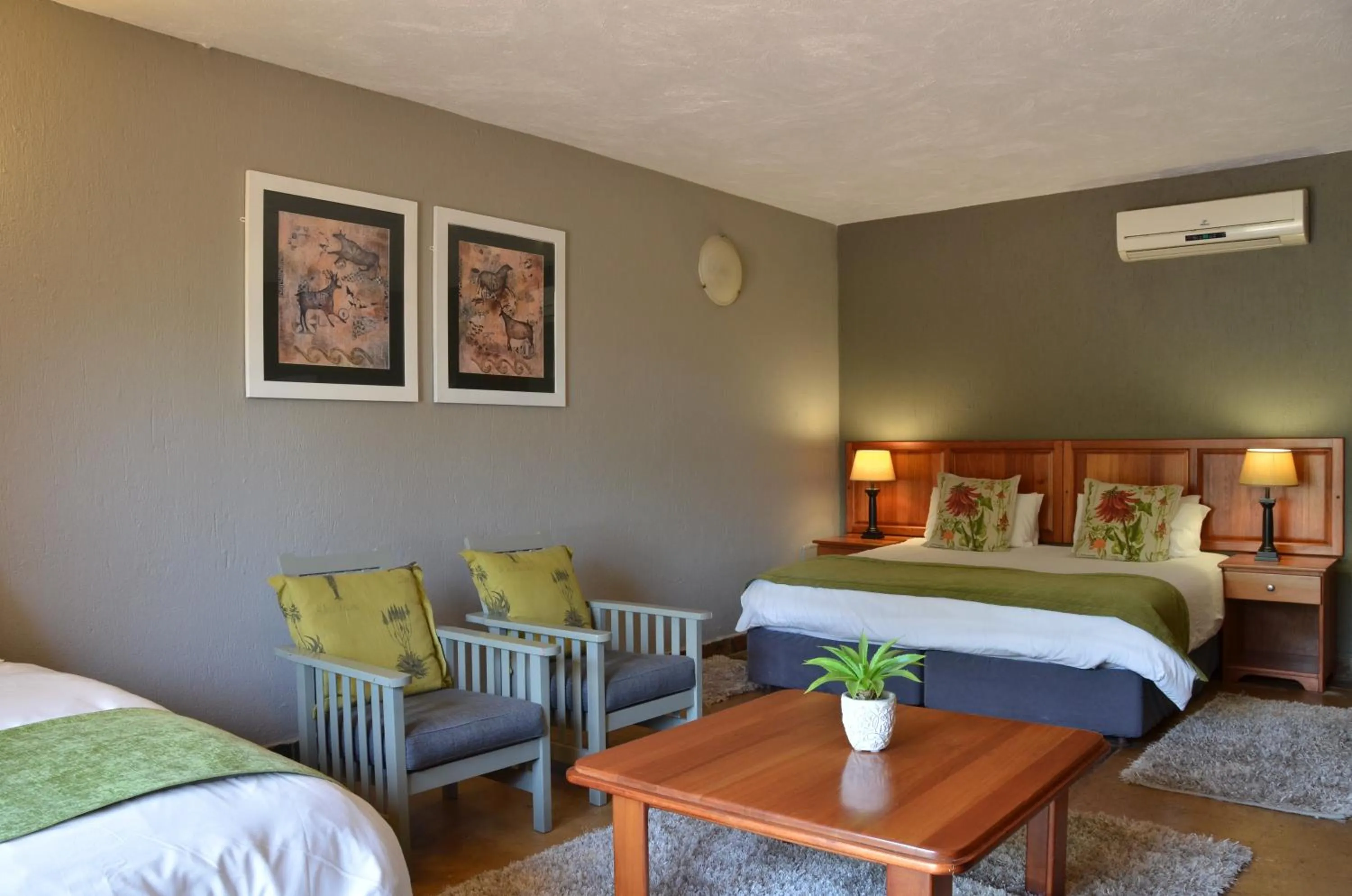 Photo of the whole room, Bed in eBundu Lodge