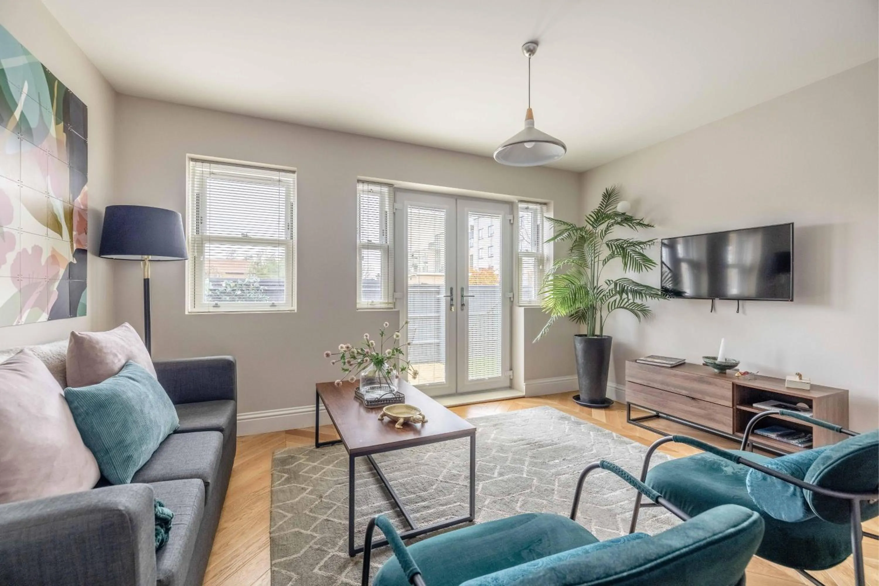 Modern 2 Bed Oasis - Private parking & Garden - By Tempstay