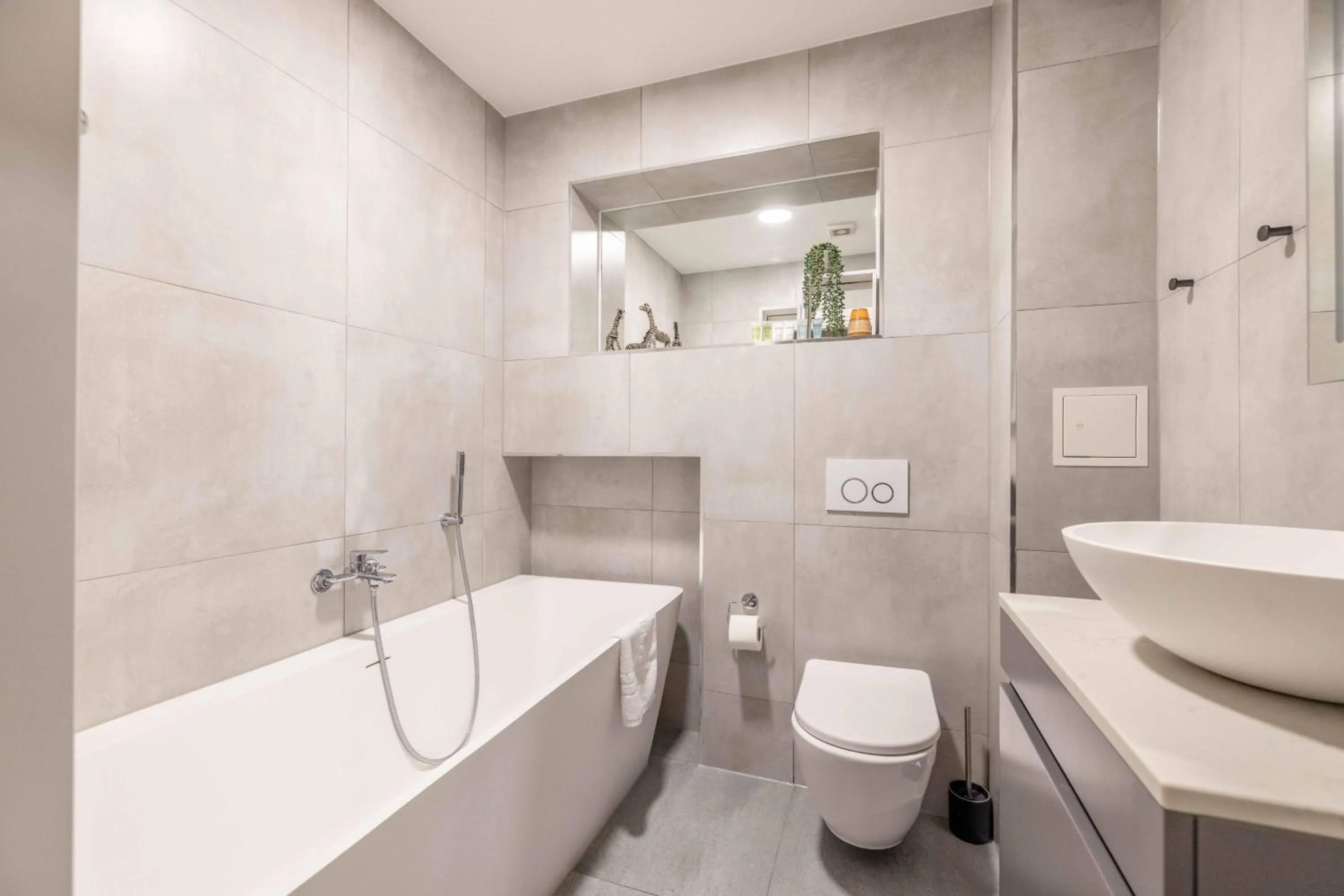 Modern 2 Bed Oasis - Private parking & Garden - By Tempstay