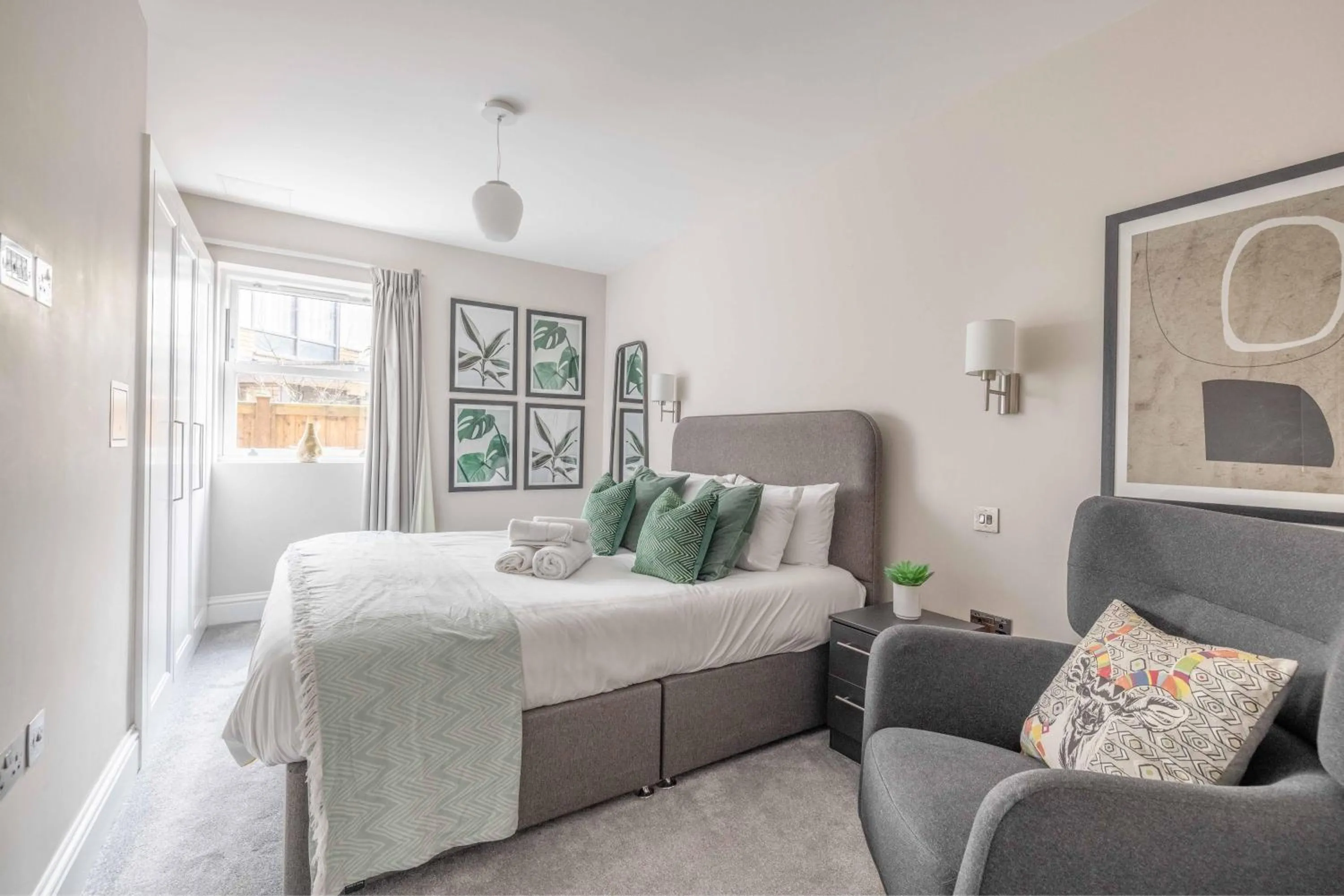 Modern 2 Bed Oasis - Private parking & Garden - By Tempstay
