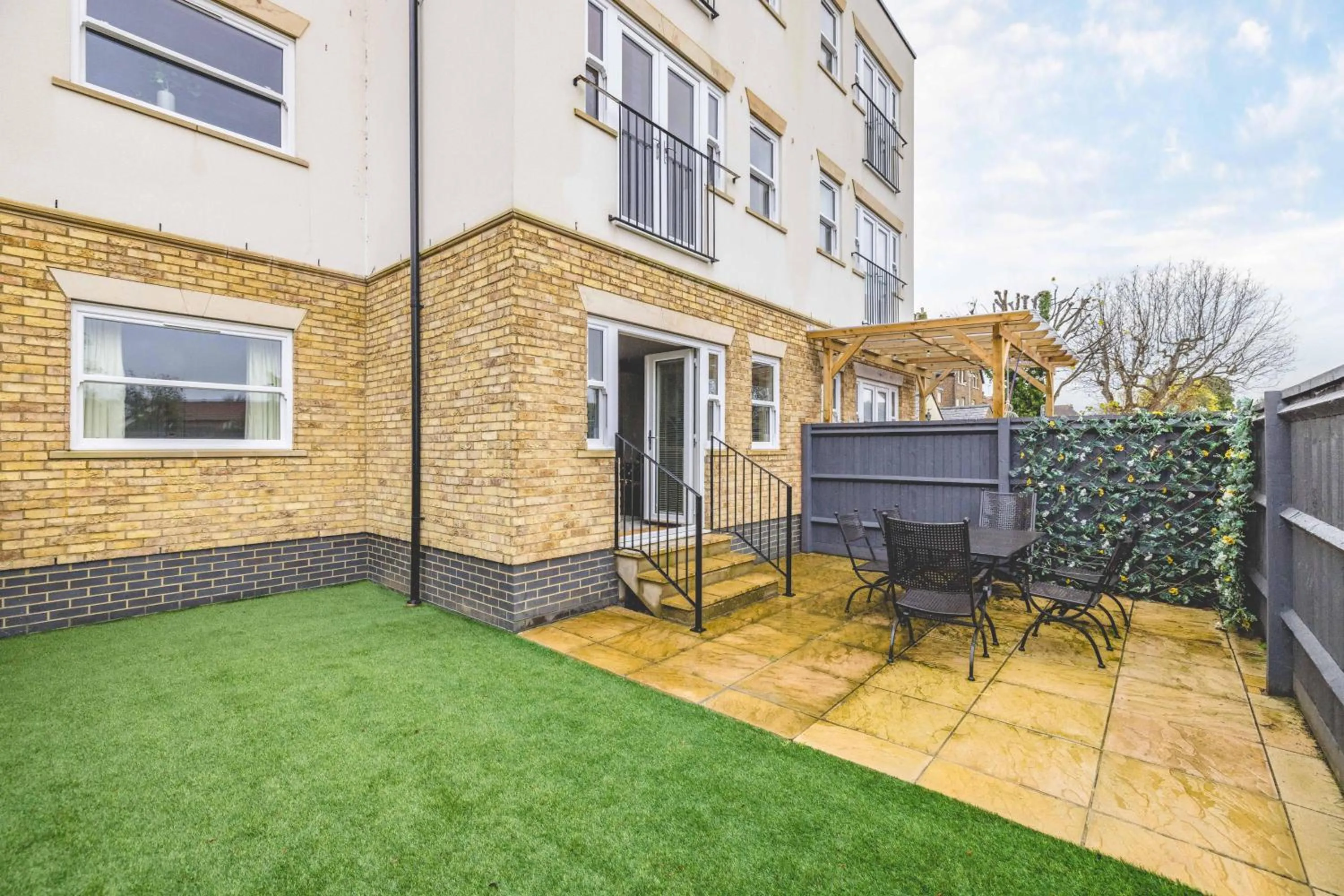 Modern 2 Bed Oasis - Private parking & Garden - By Tempstay