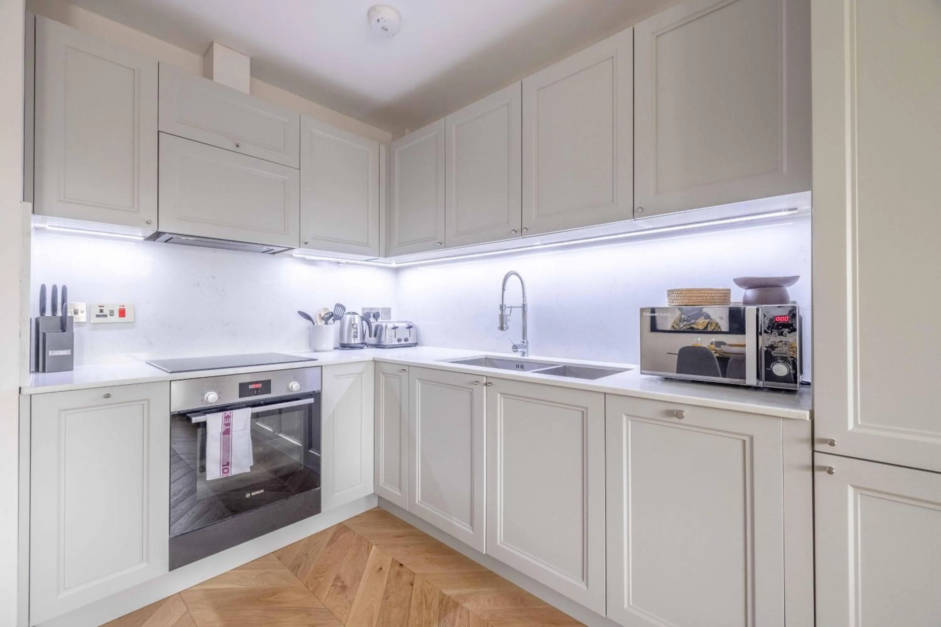 Modern 2 Bed Oasis - Private parking & Garden - By Tempstay