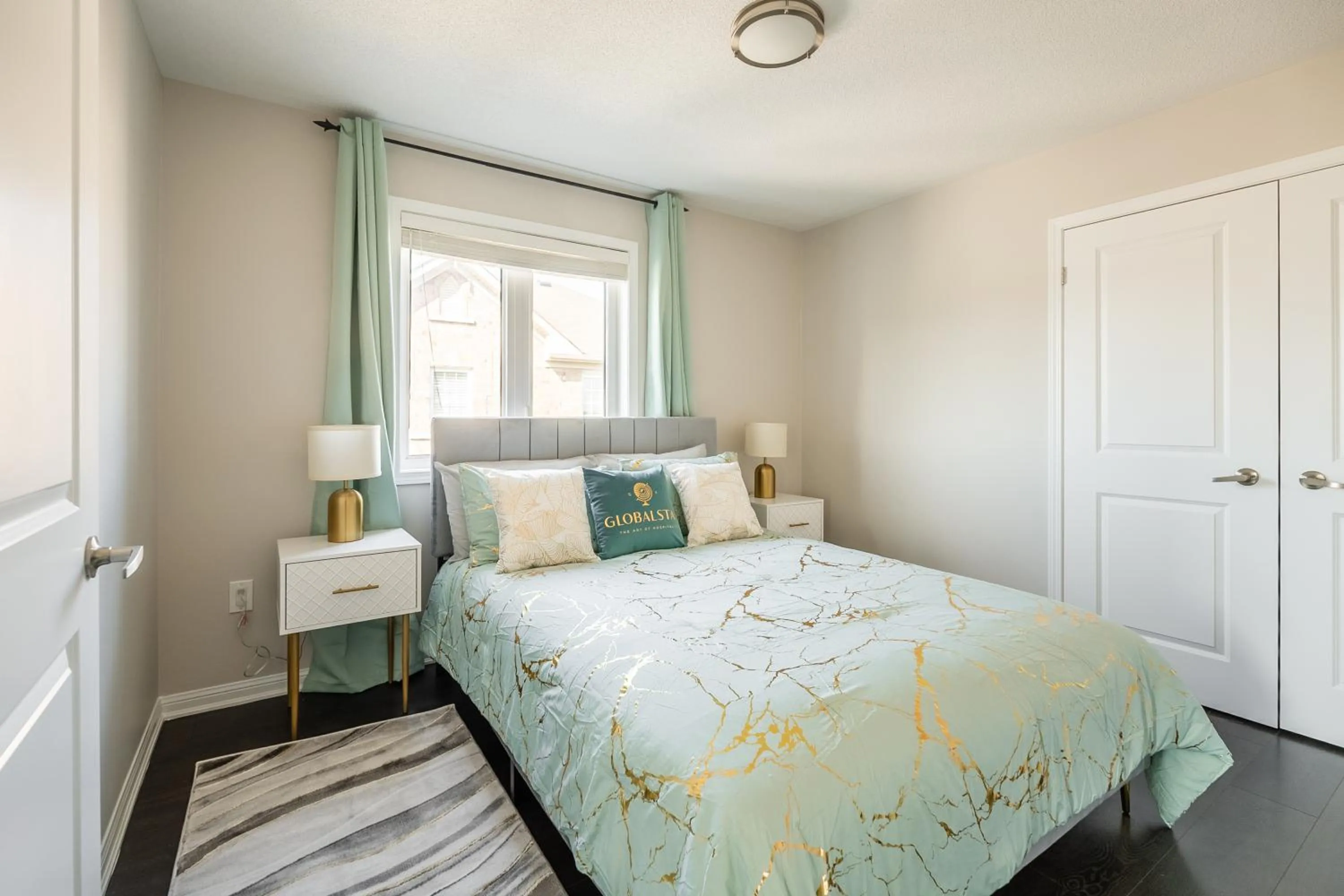 Bed in GLOBALSTAY Modern 3 Bedroom House in Brampton