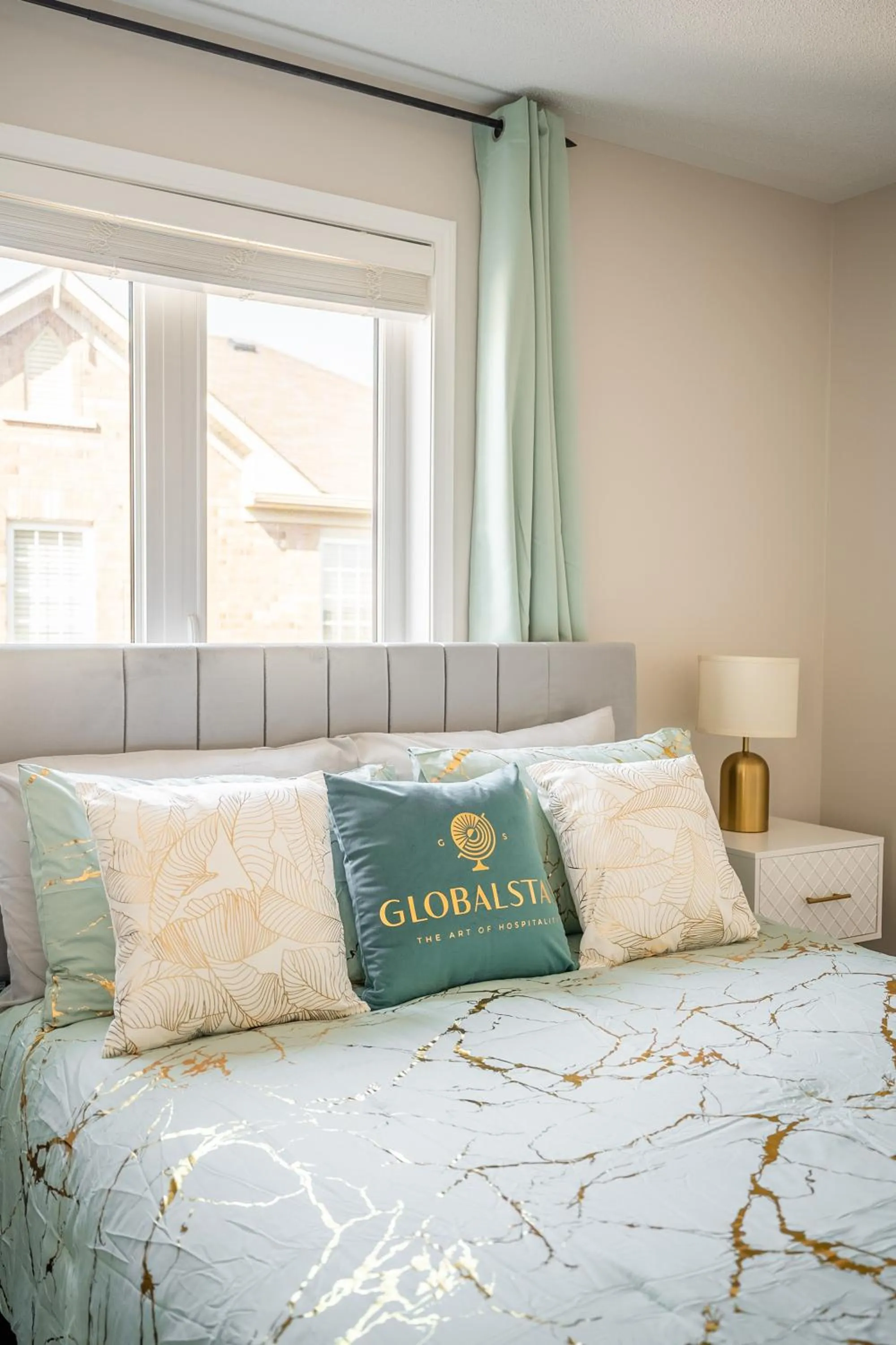 Bed in GLOBALSTAY Modern 3 Bedroom House in Brampton