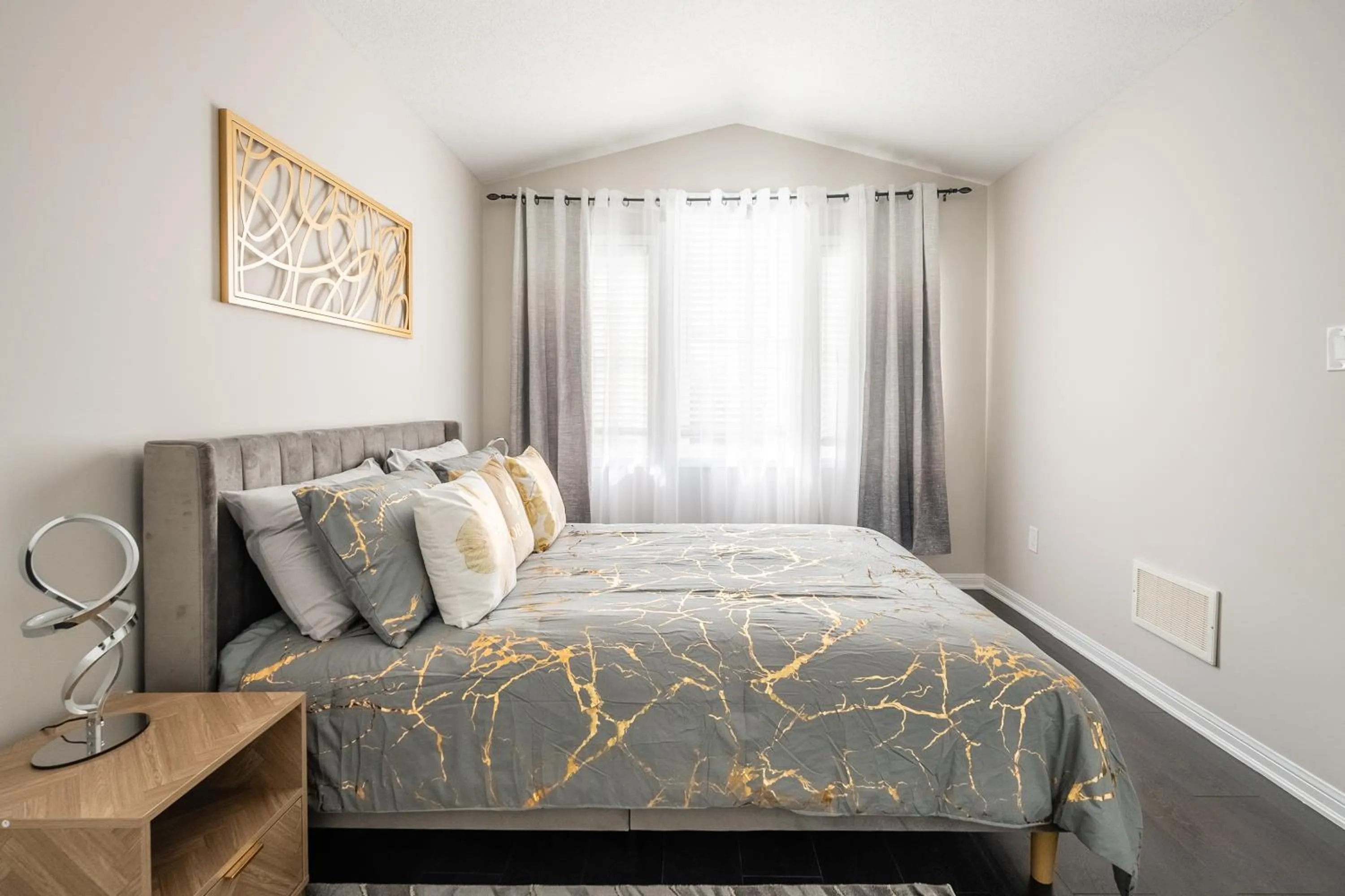 Bed in GLOBALSTAY Modern 3 Bedroom House in Brampton