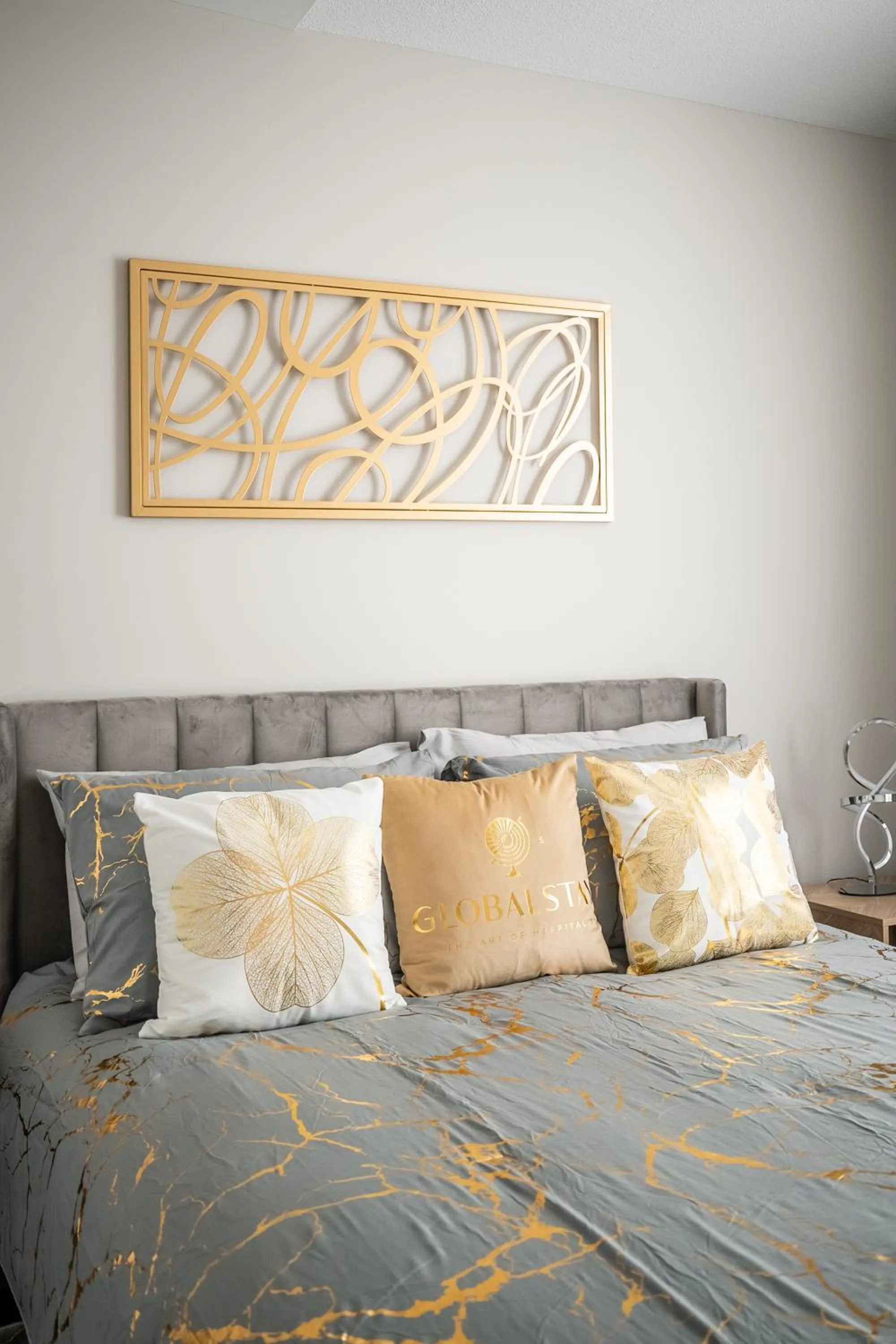 Bed in GLOBALSTAY Modern 3 Bedroom House in Brampton