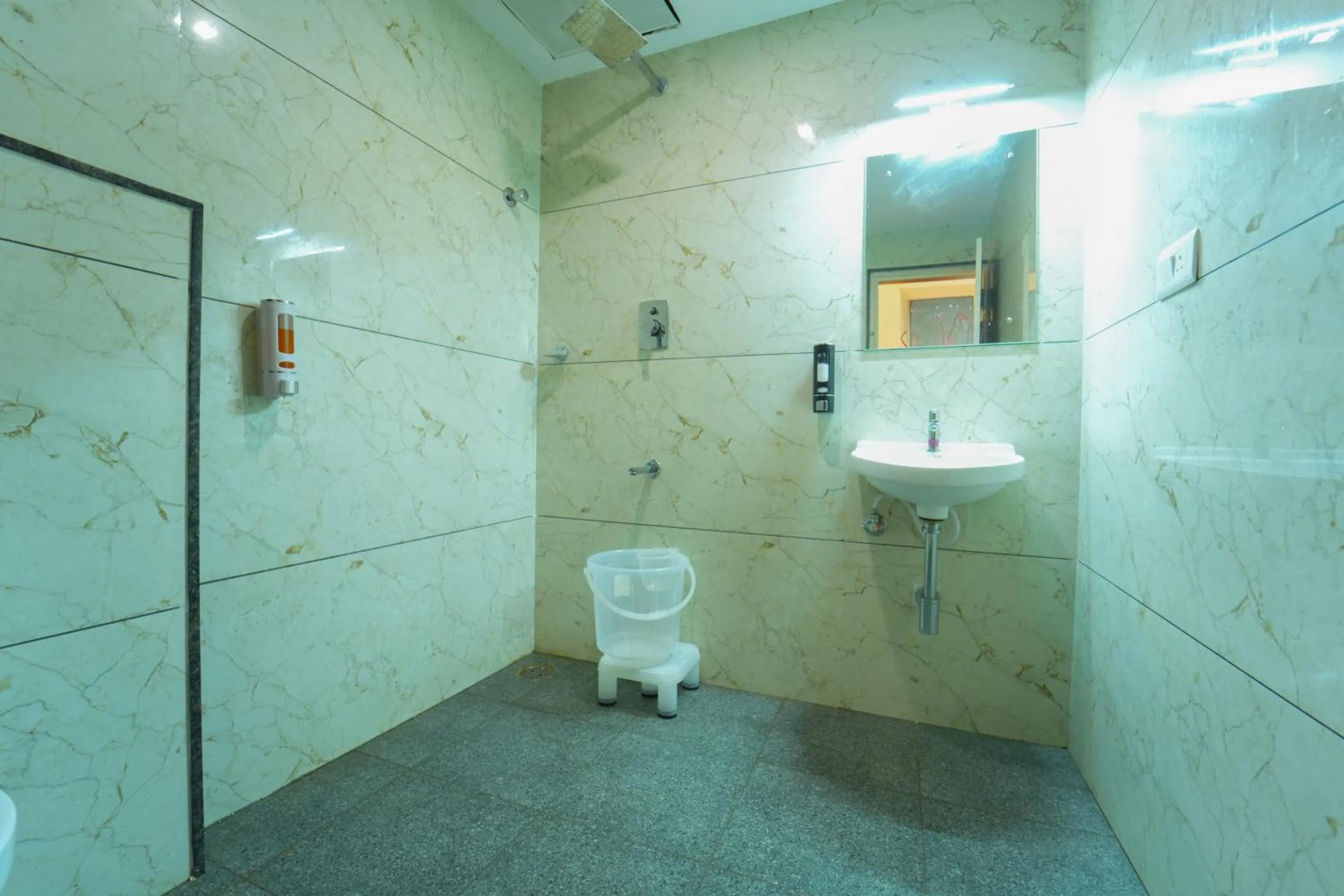 Shower in SIGNATURE INN