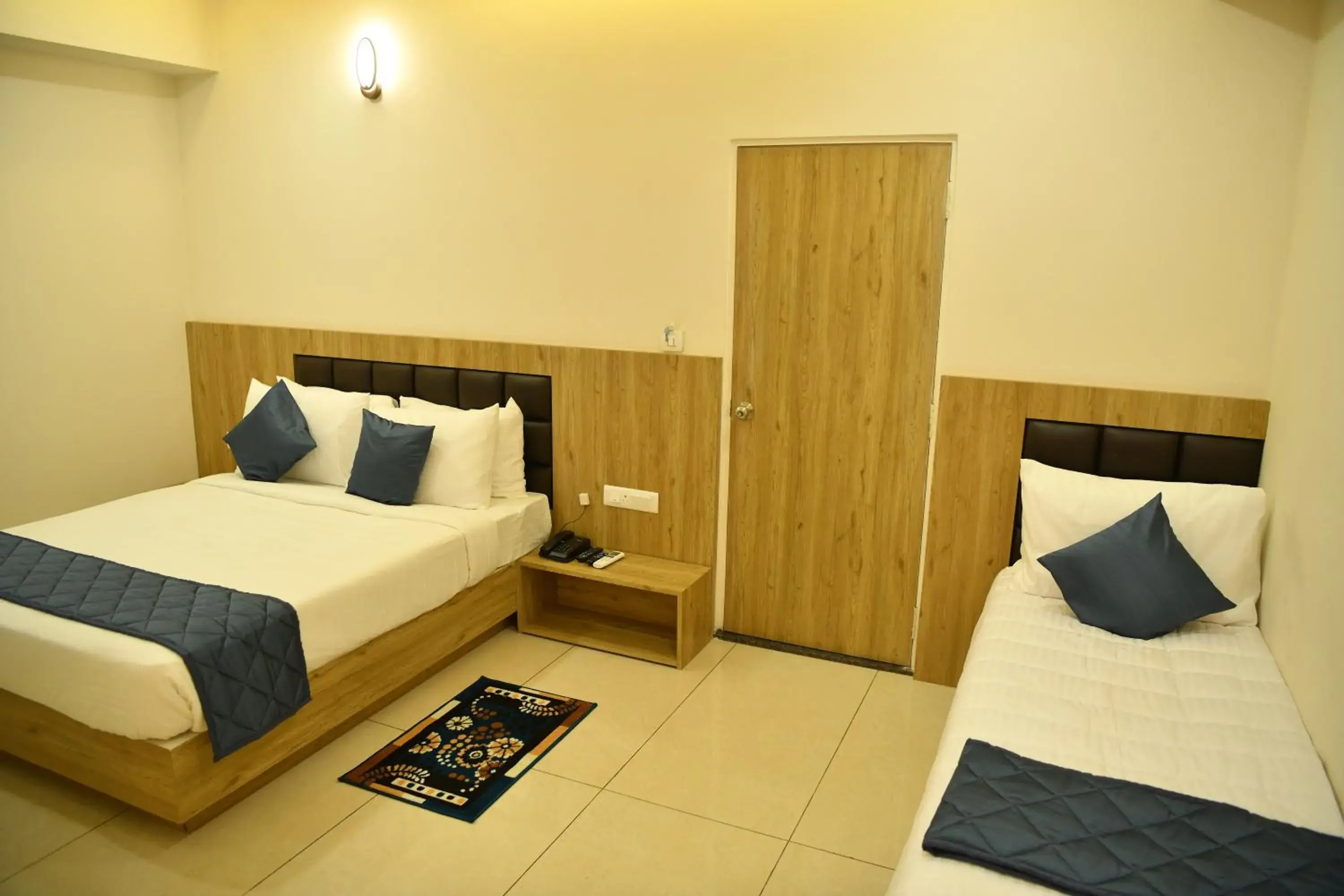 Photo of the whole room, Bed in SIGNATURE INN Photo of the whole room, Bed in SIGNATURE INN