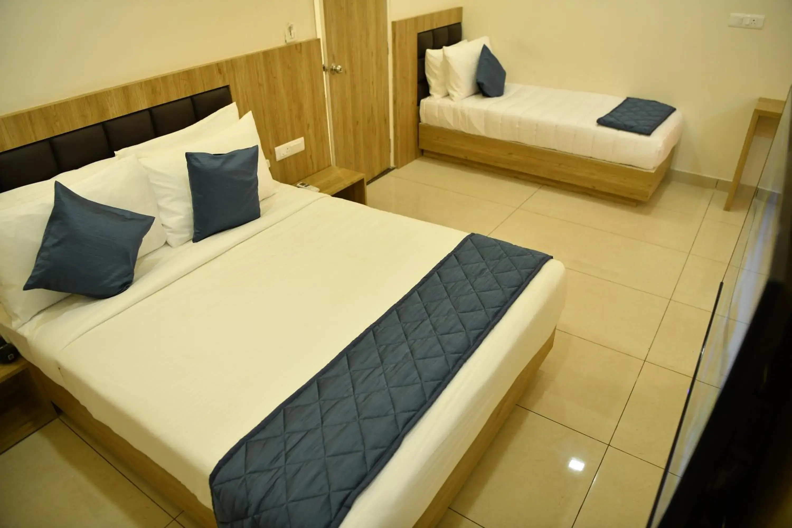 Photo of the whole room, Bed in SIGNATURE INN Photo of the whole room, Bed in SIGNATURE INN