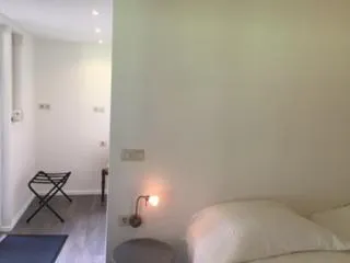 Property building, Bed in The Waverly House