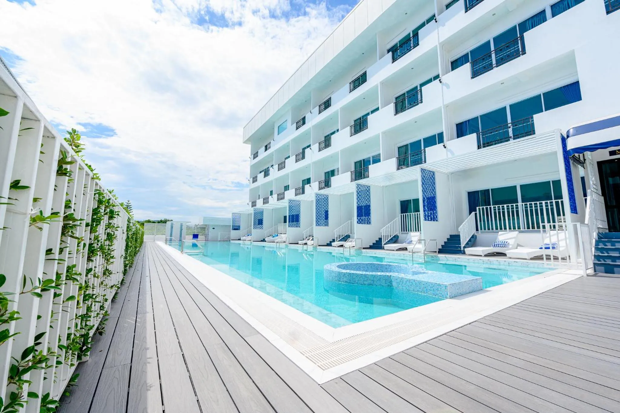 Swimming pool in Marble Arch De Loei Hotel