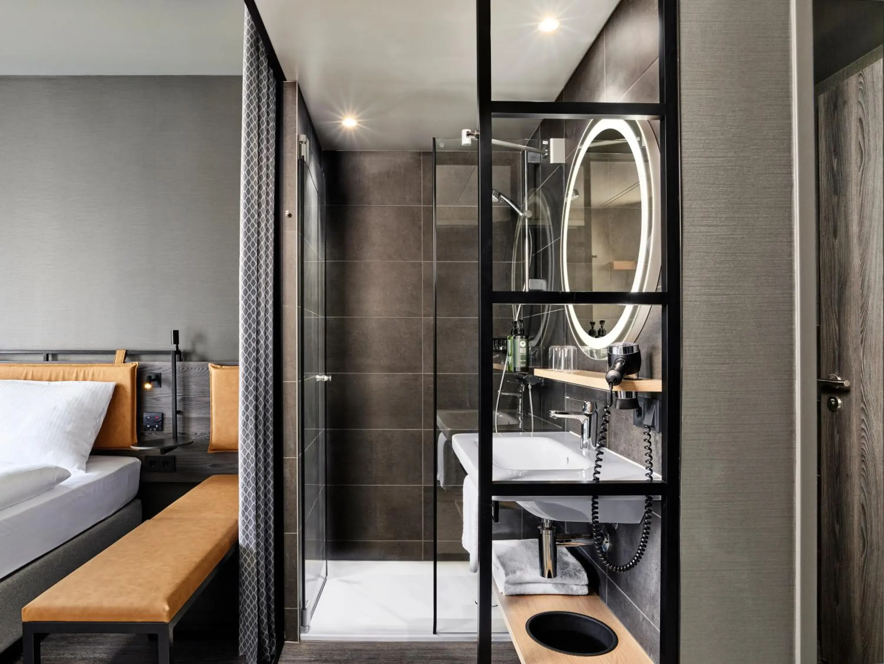 Shower, Bed in H2 Hotel Saarbrücken Shower, Bed in H2 Hotel Saarbrücken