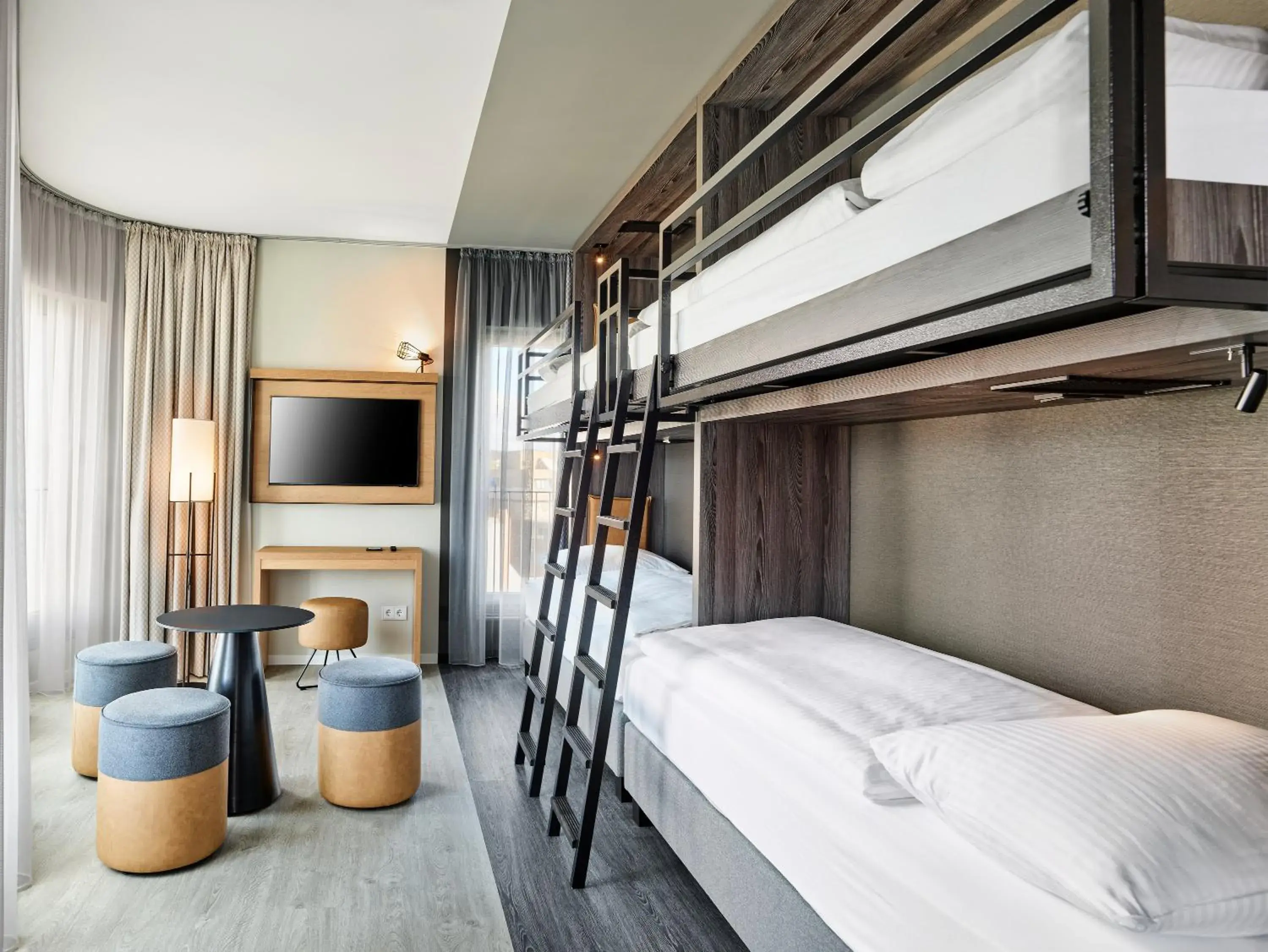 TV and multimedia, Bed in H2 Hotel Saarbrücken, Trademark by Wyndham TV and multimedia, Bed in H2 Hotel Saarbrücken, Trademark by Wyndham