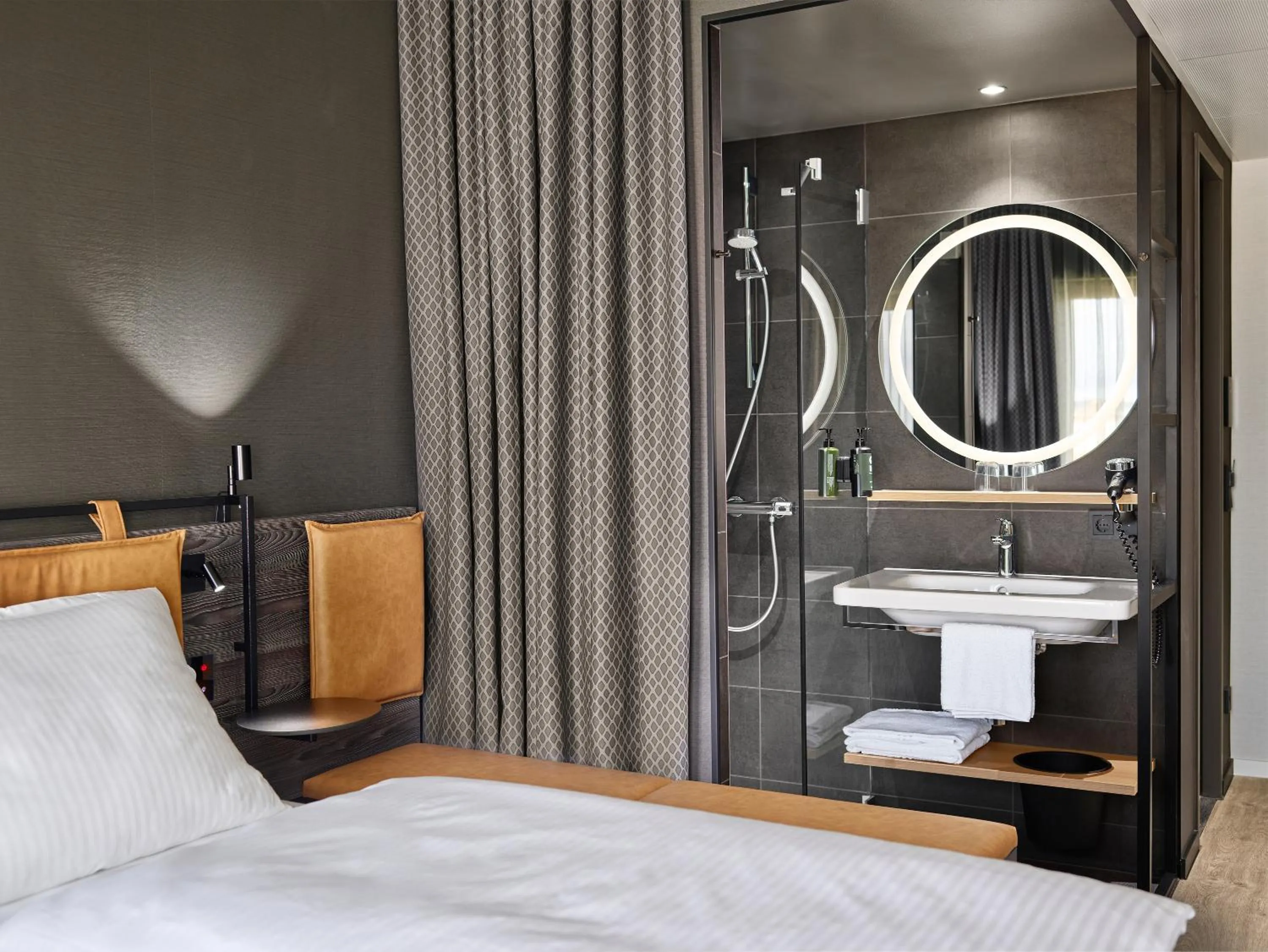 Bathroom, Bed in H2 Hotel Saarbrücken