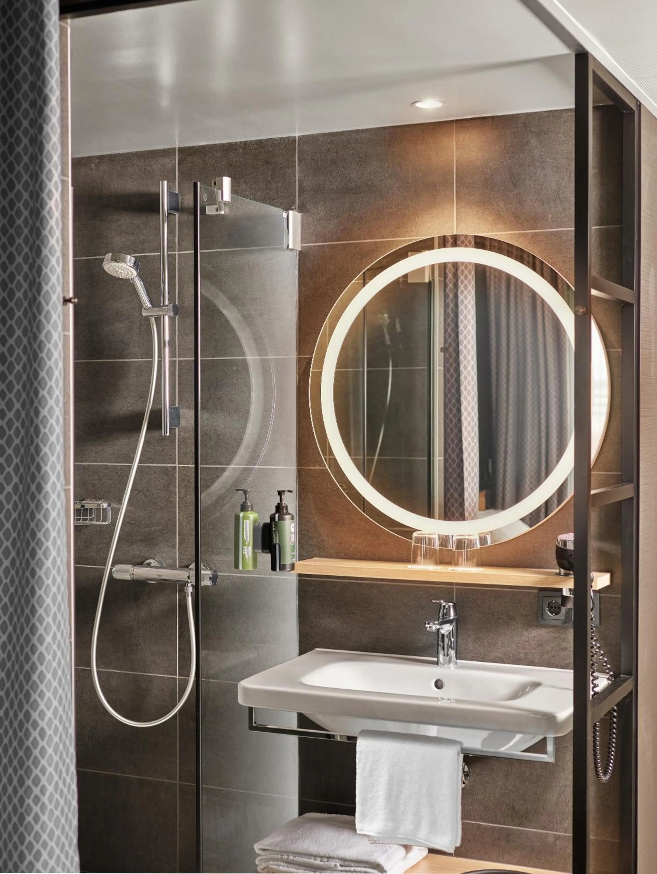 Shower in H2 Hotel Saarbrücken