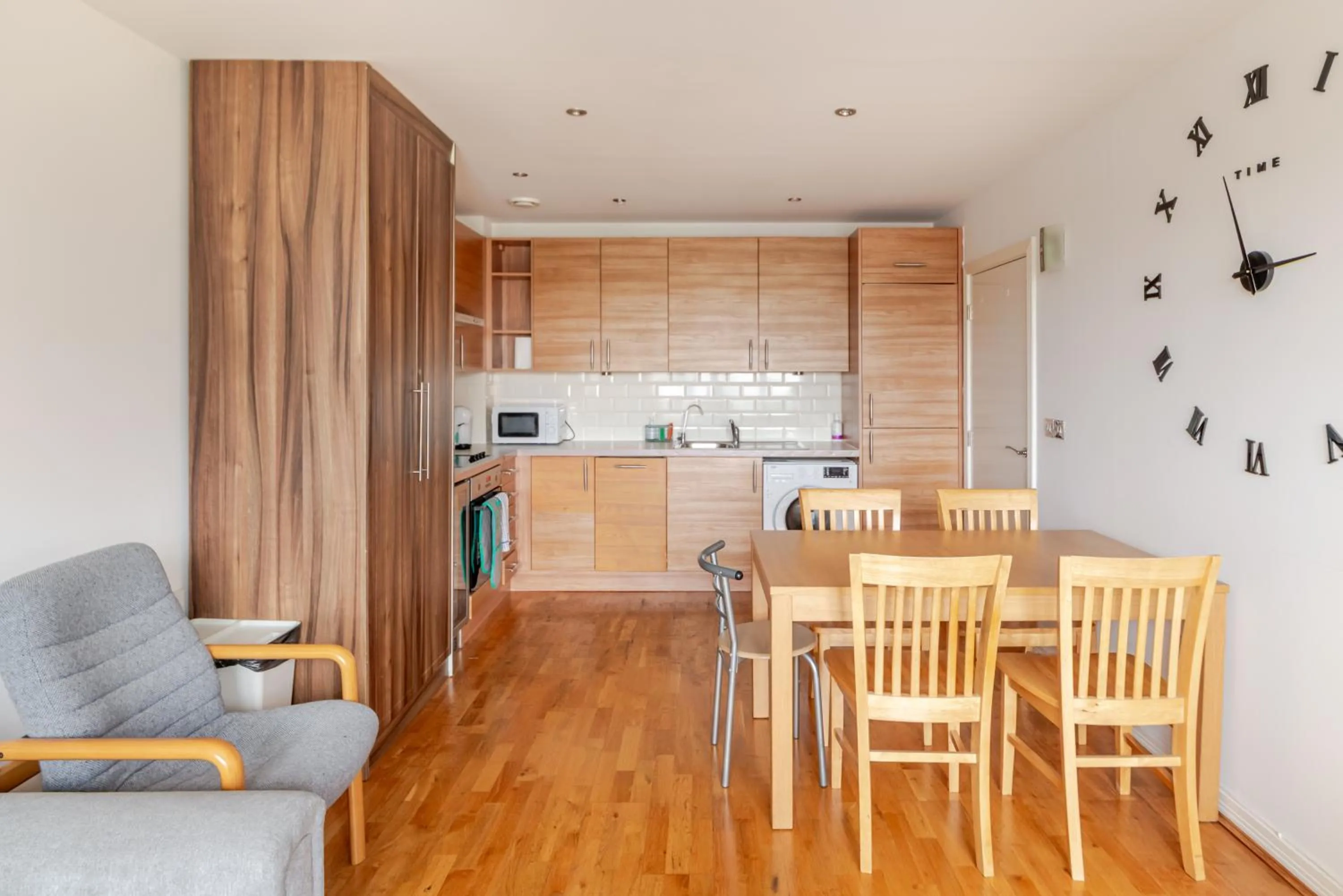 Modern 2BR Apartment in West London Car Garage