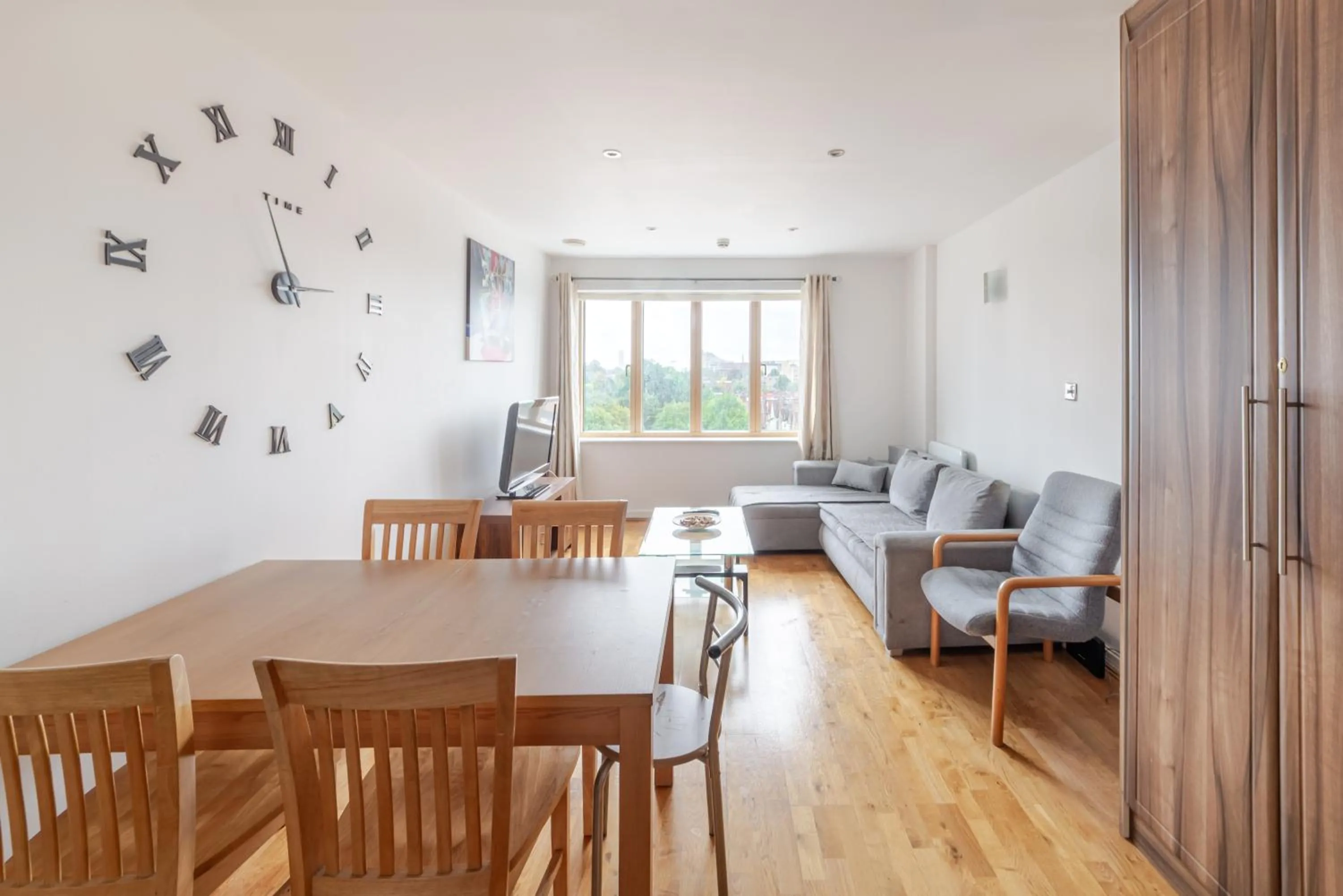 Modern 2BR Apartment in West London Car Garage