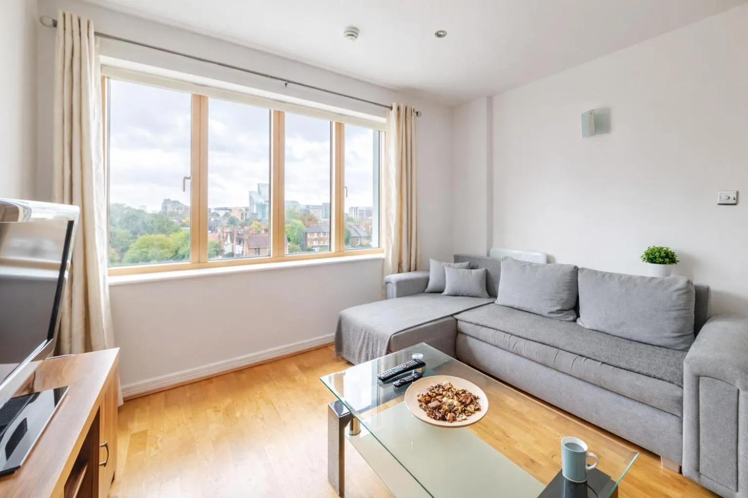 Modern 2BR Apartment in West London Car Garage