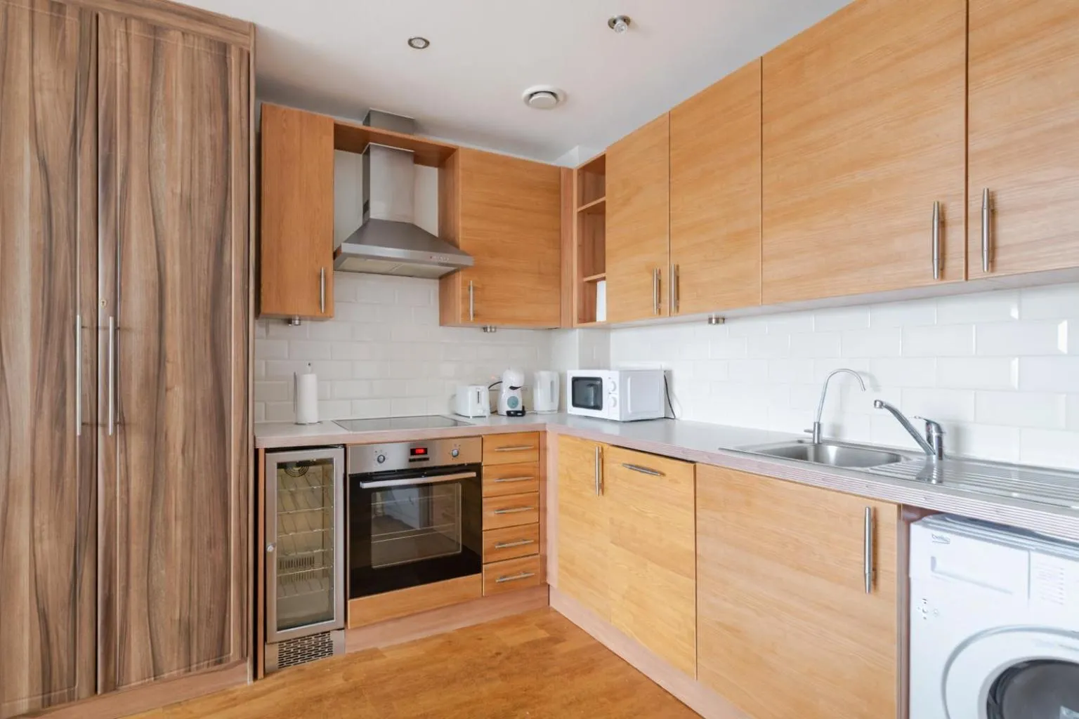 Modern 2BR Apartment in West London Car Garage