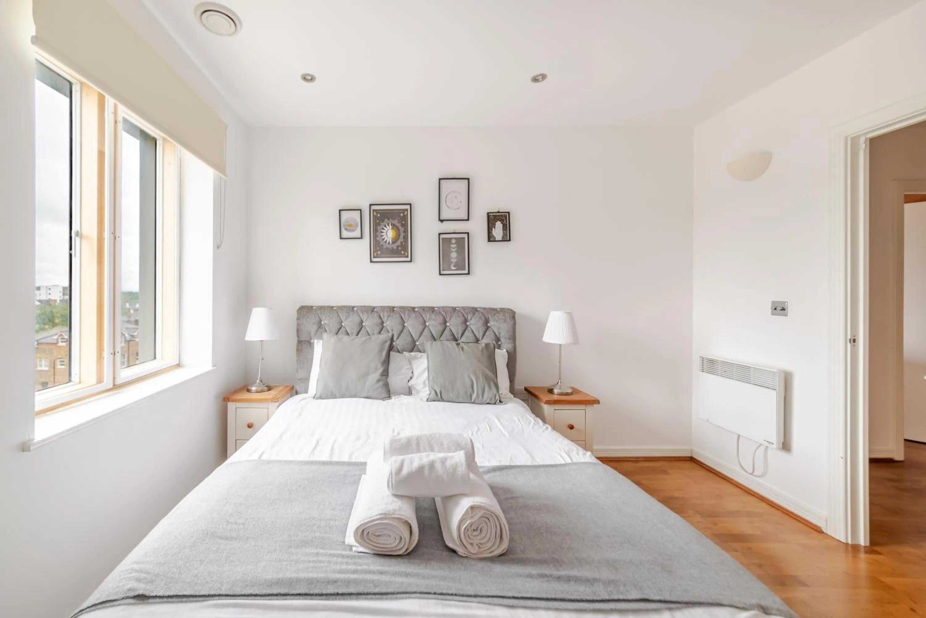 Modern 2BR Apartment in West London Car Garage
