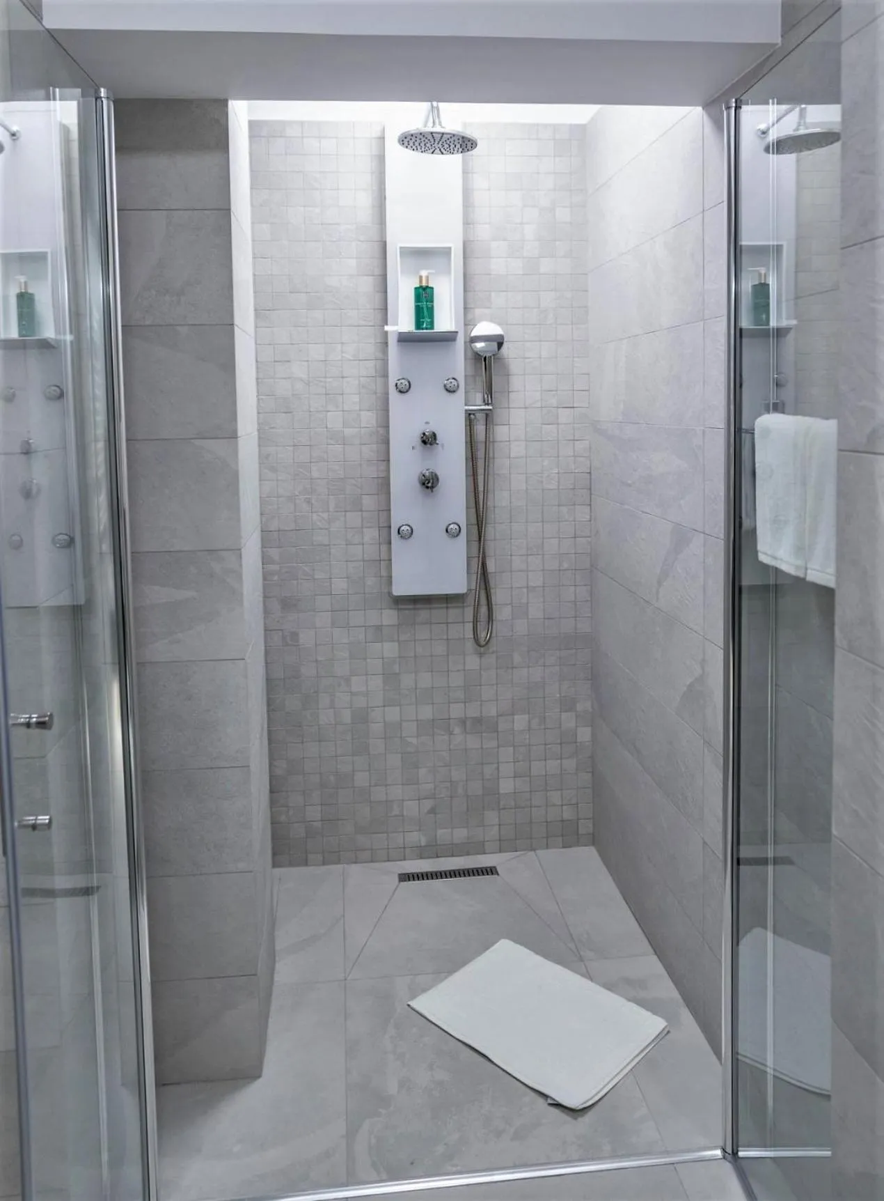 Shower in NOVOS ApartHotel