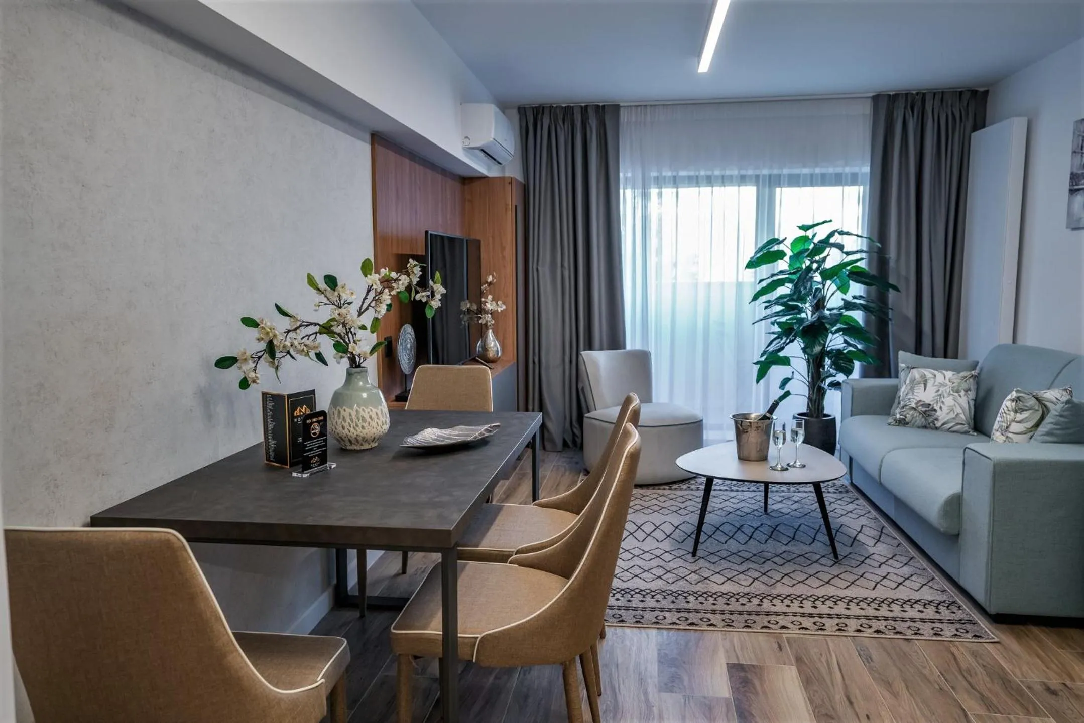 Dining area in NOVOS ApartHotel