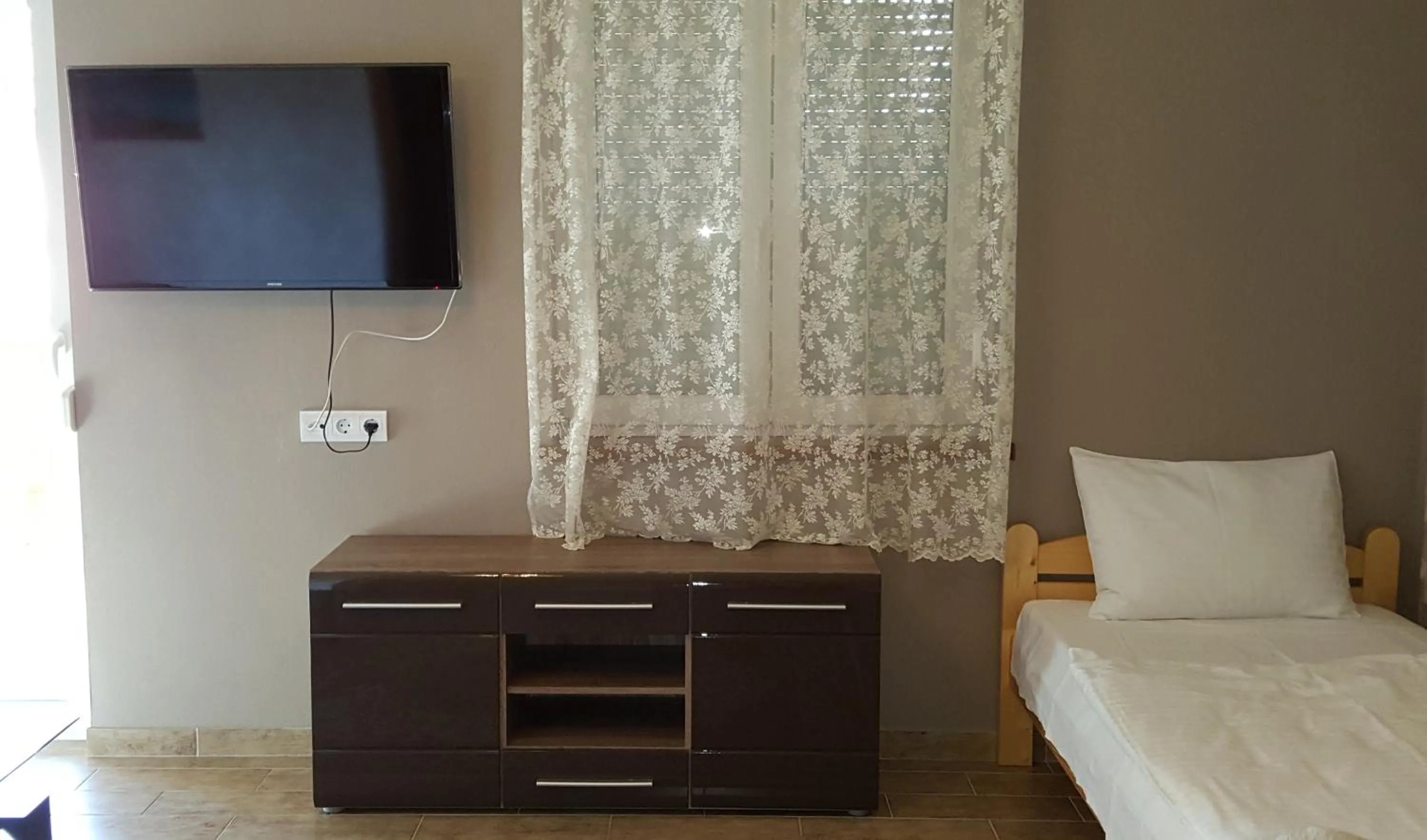 Decorative detail, Bed in Kitti Panzió