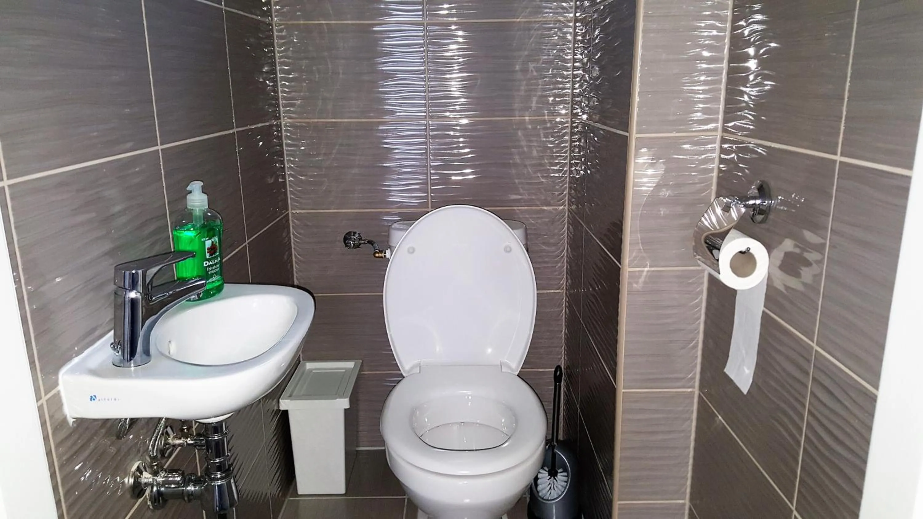 Toilet in Kitti Panzió