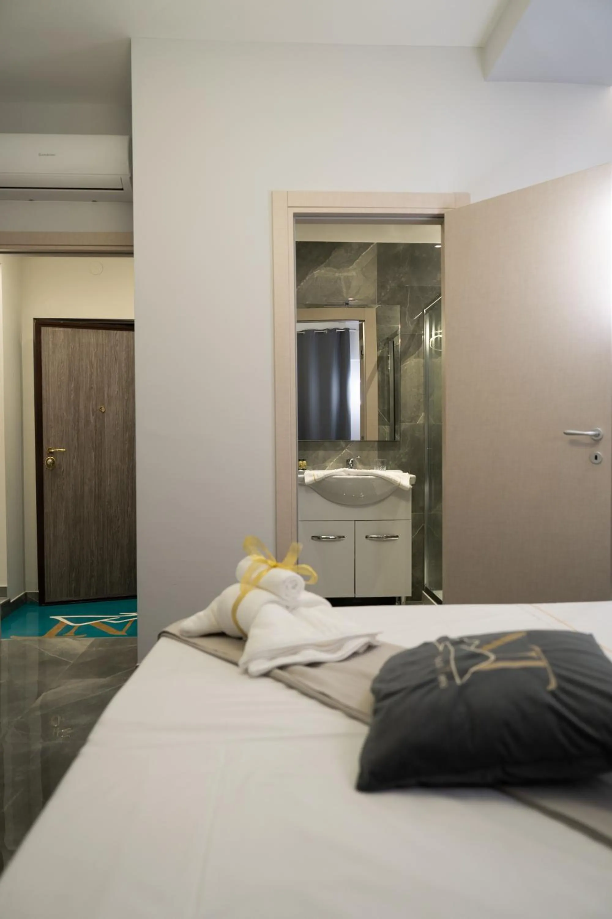 Bathroom, Bed in Napolitano Rooms - Central Station