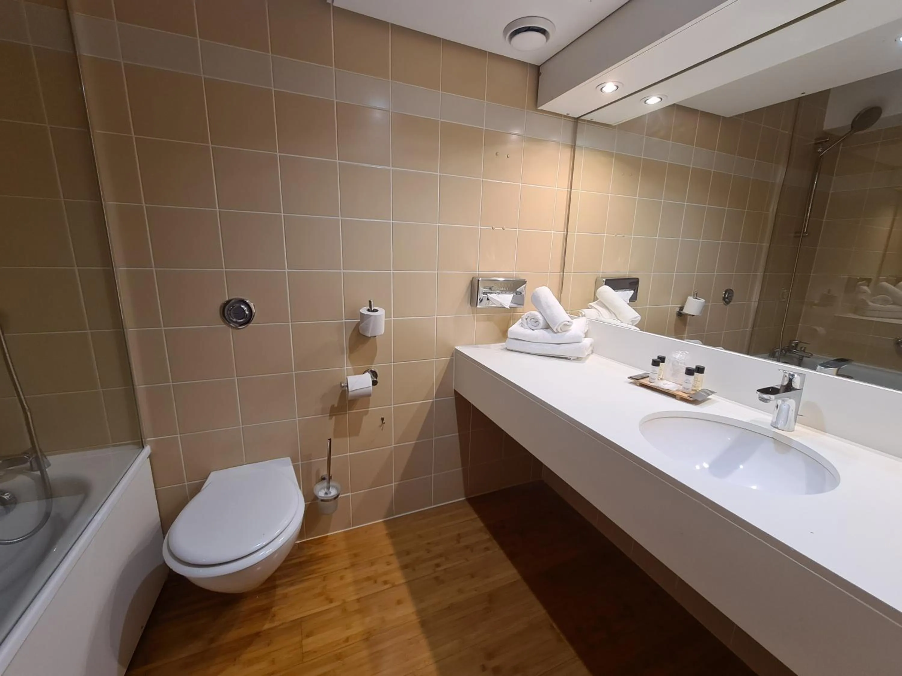 Photo of the whole room in HÔTEL C SUITES chambres spacieuses