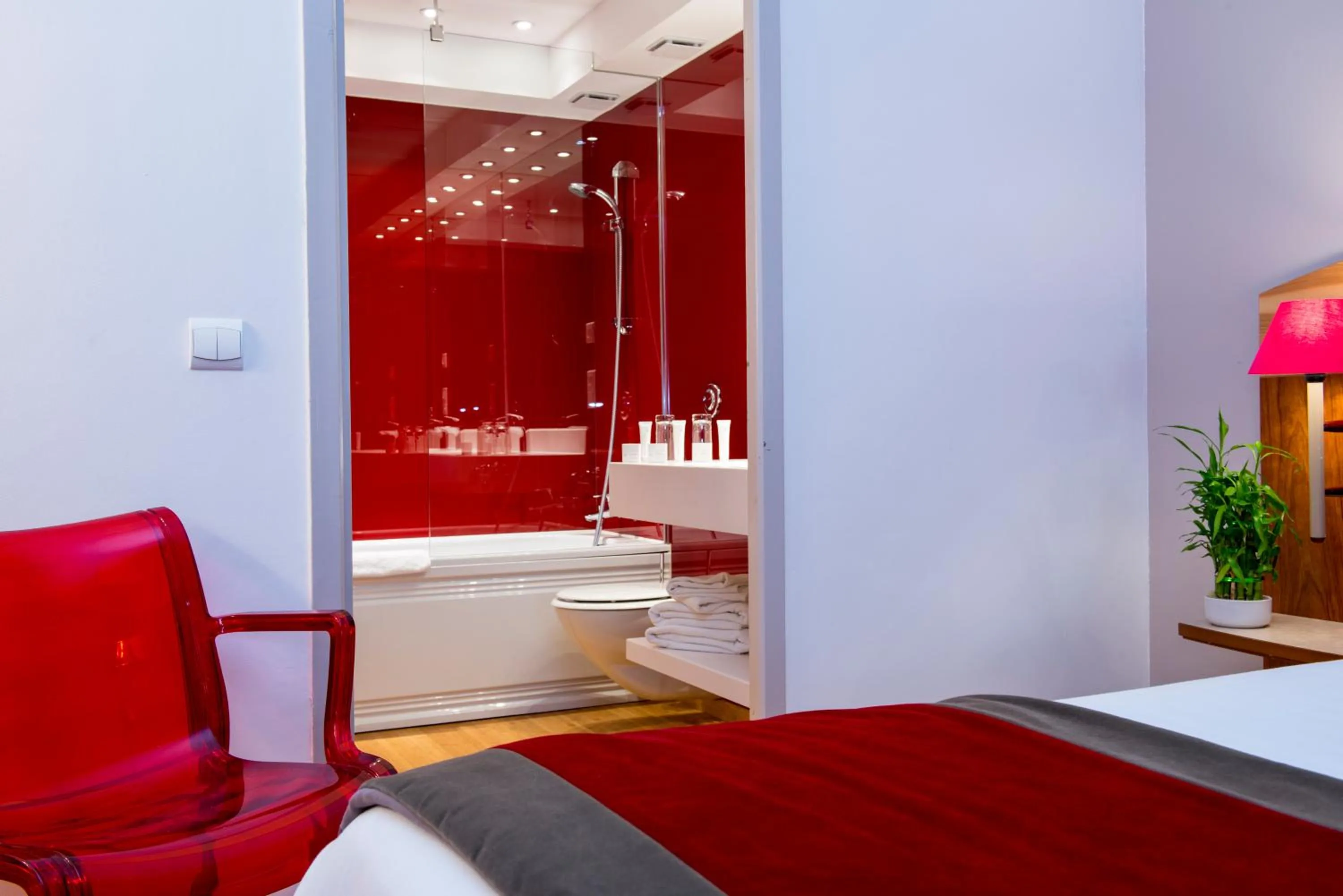 Bedroom in HÔTEL C SUITES chambres spacieuses