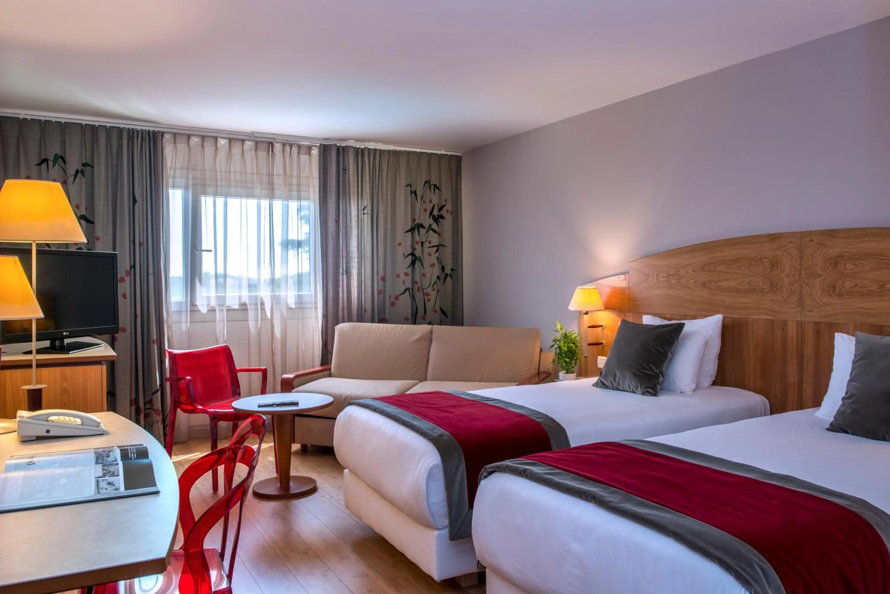 Bedroom, Bed in HÔTEL C SUITES chambres spacieuses