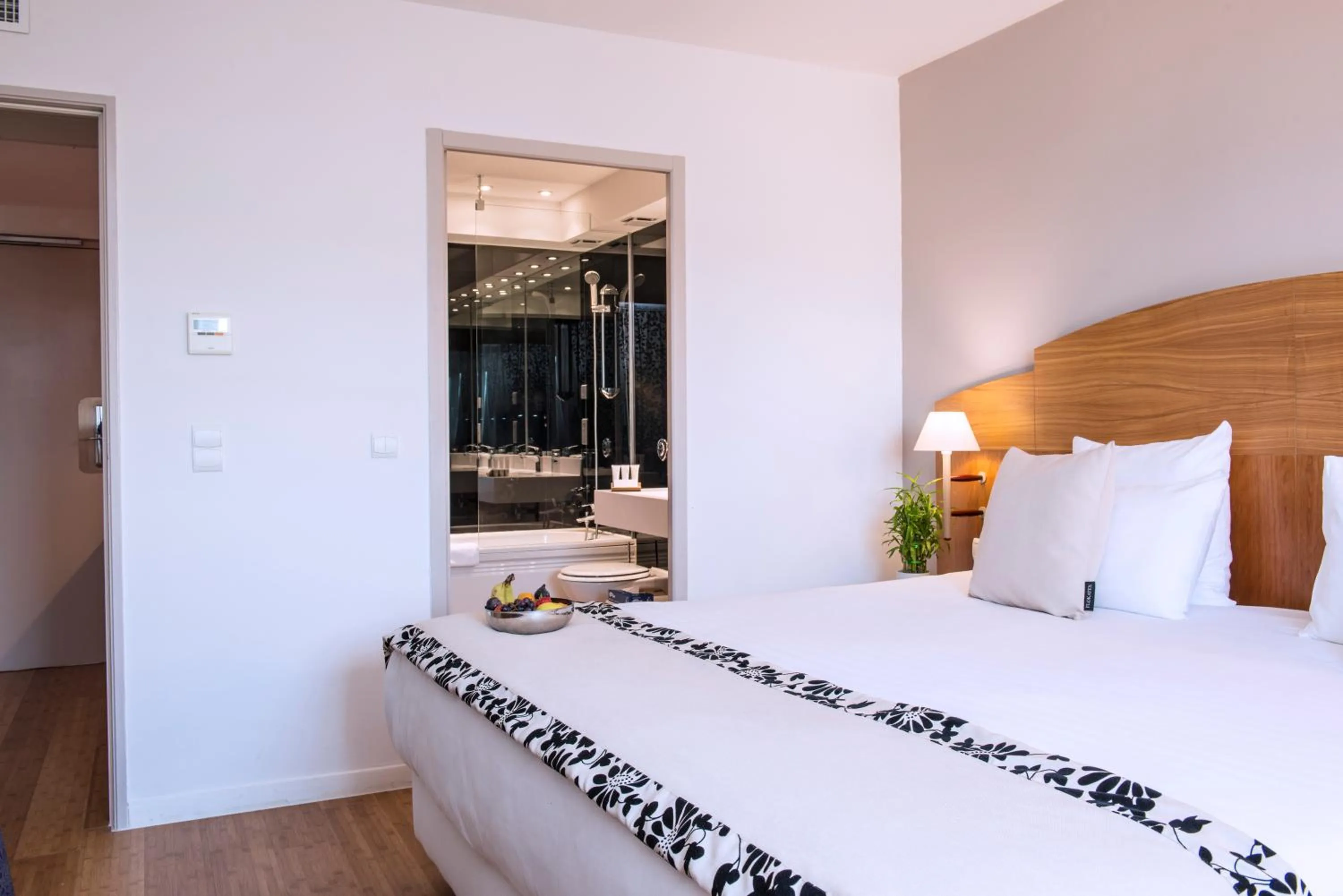 Bedroom, Bed in HÔTEL C SUITES chambres spacieuses