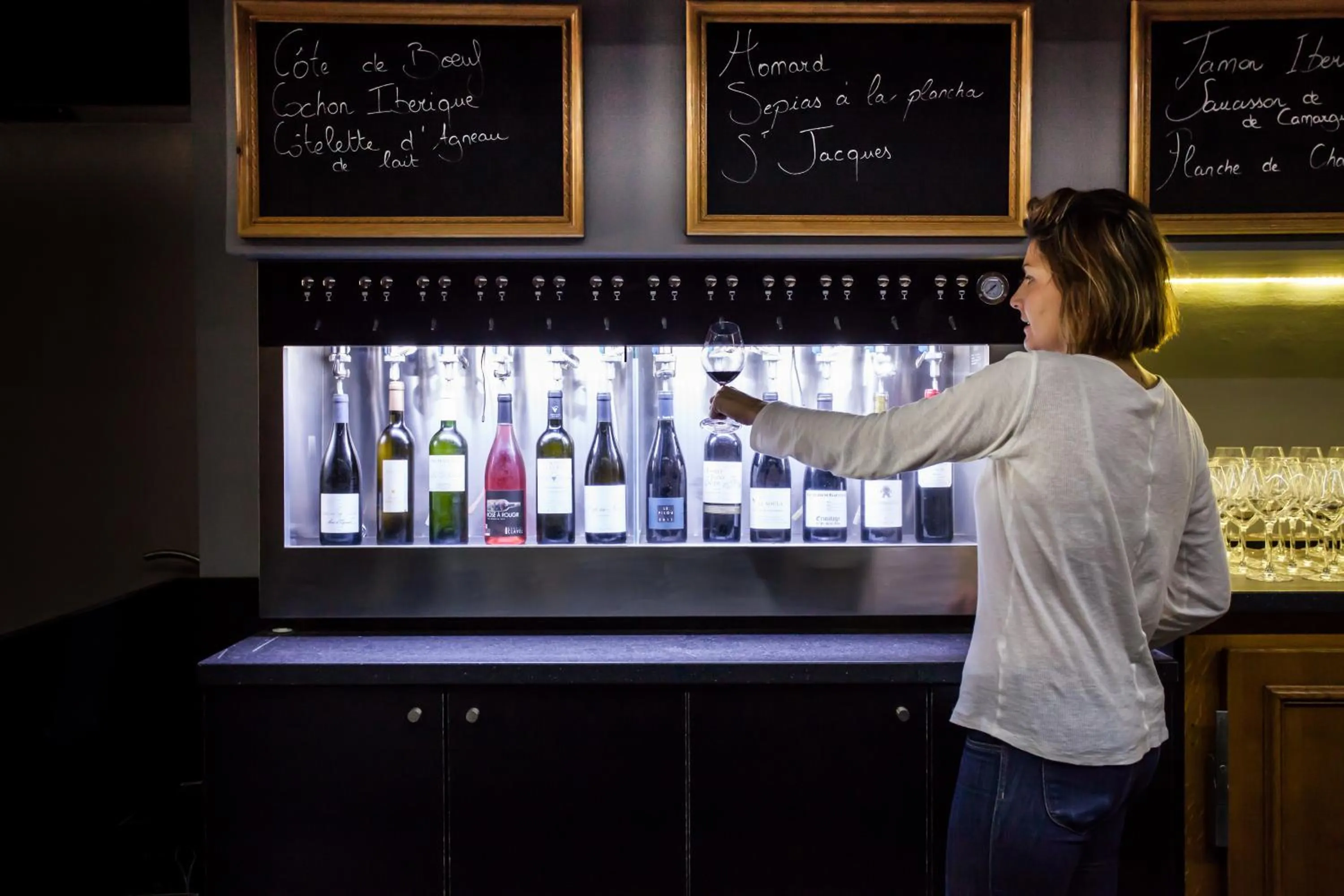 Restaurant/places to eat in HÔTEL C SUITES chambres spacieuses