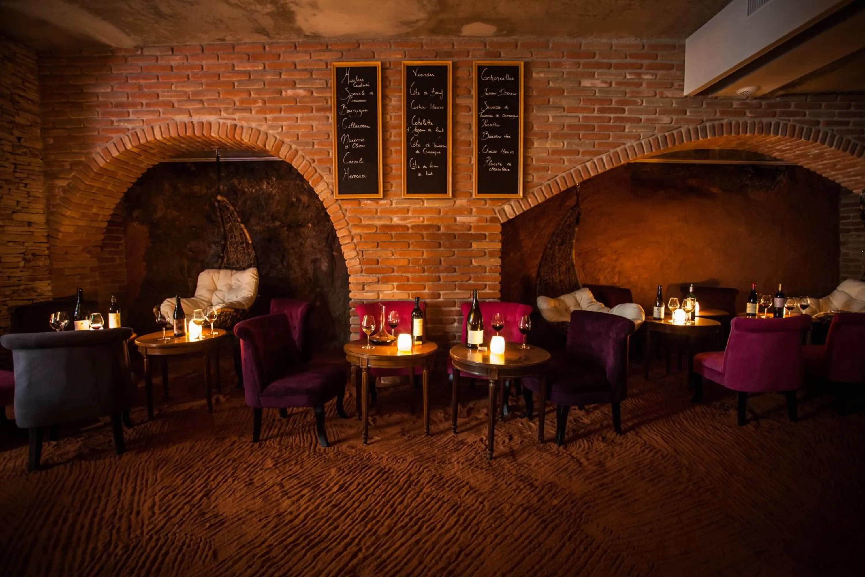 Restaurant/places to eat in HÔTEL C SUITES chambres spacieuses