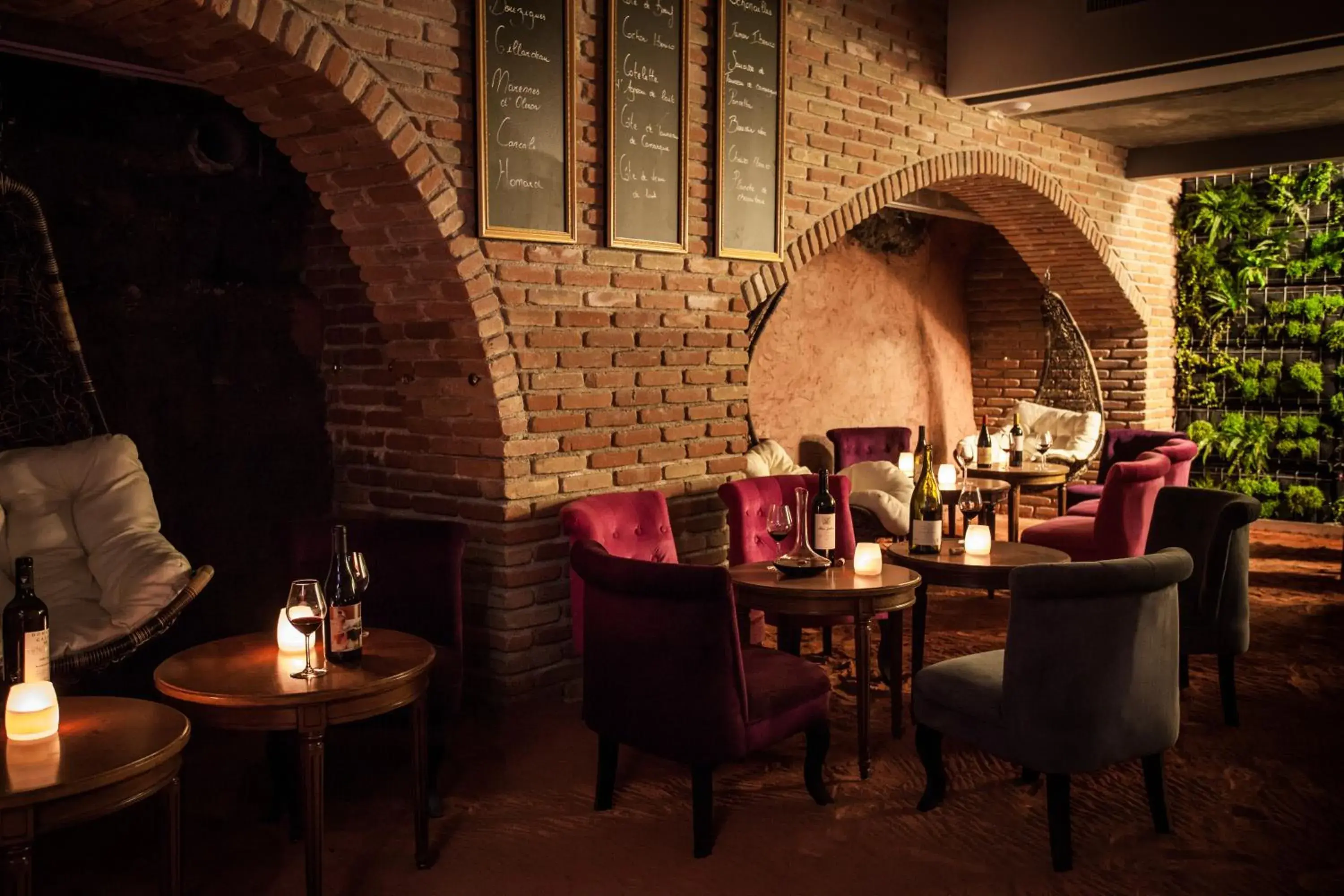 Restaurant/places to eat in HÔTEL C SUITES chambres spacieuses Restaurant/places to eat in HÔTEL C SUITES chambres spacieuses