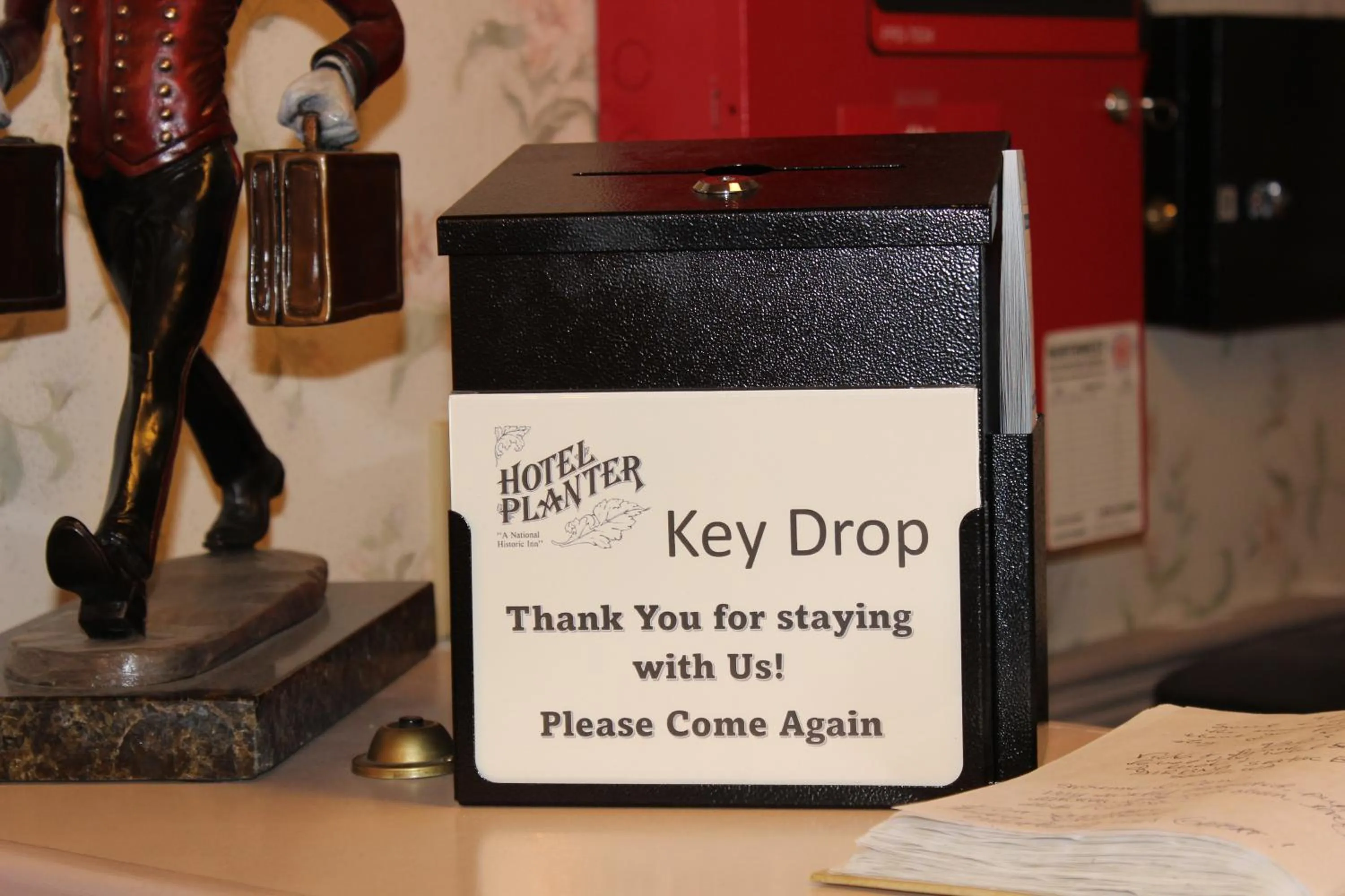 Text overlay in Hotel Planter