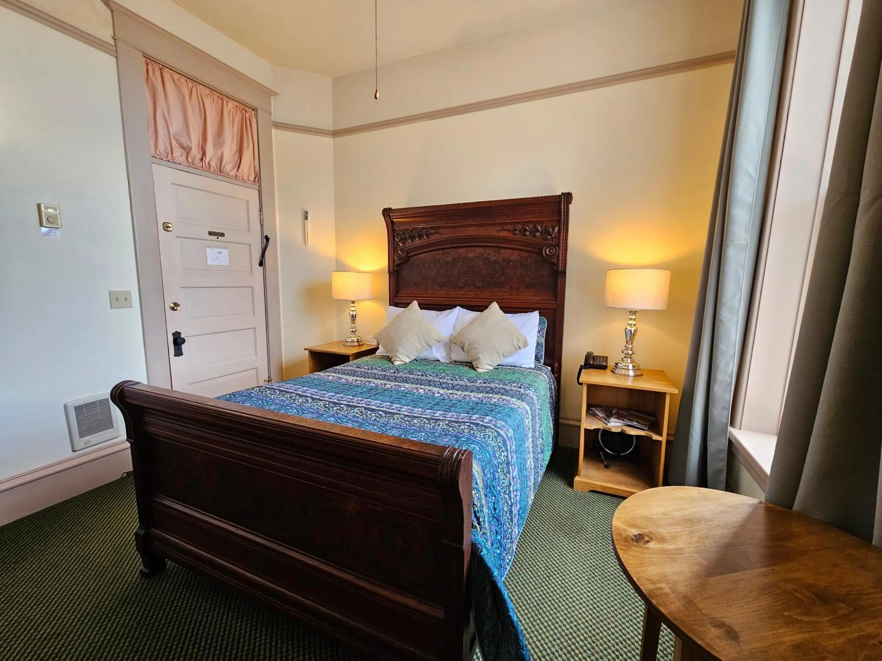 Bed in Hotel Planter