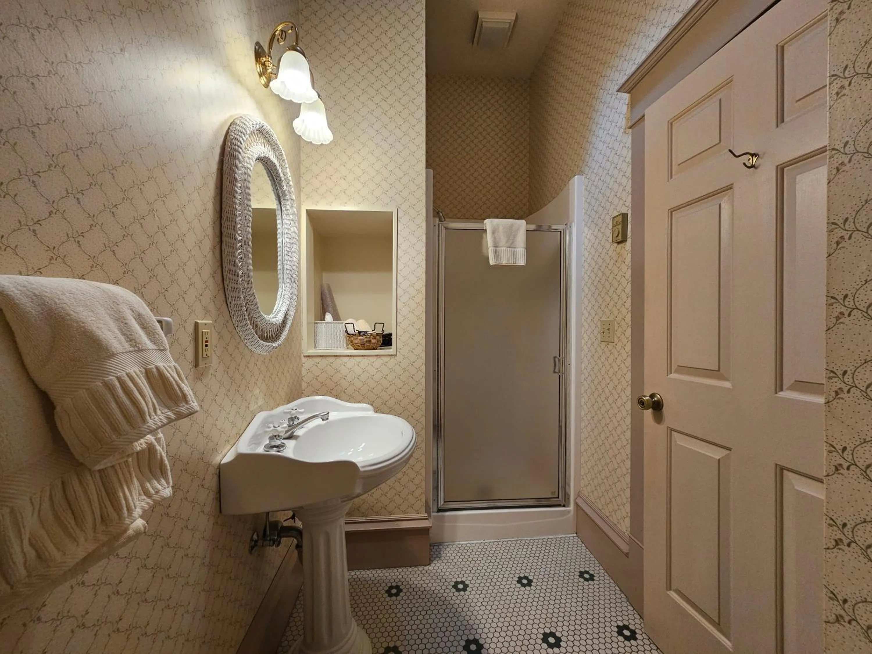 Shower, Bed in Hotel Planter