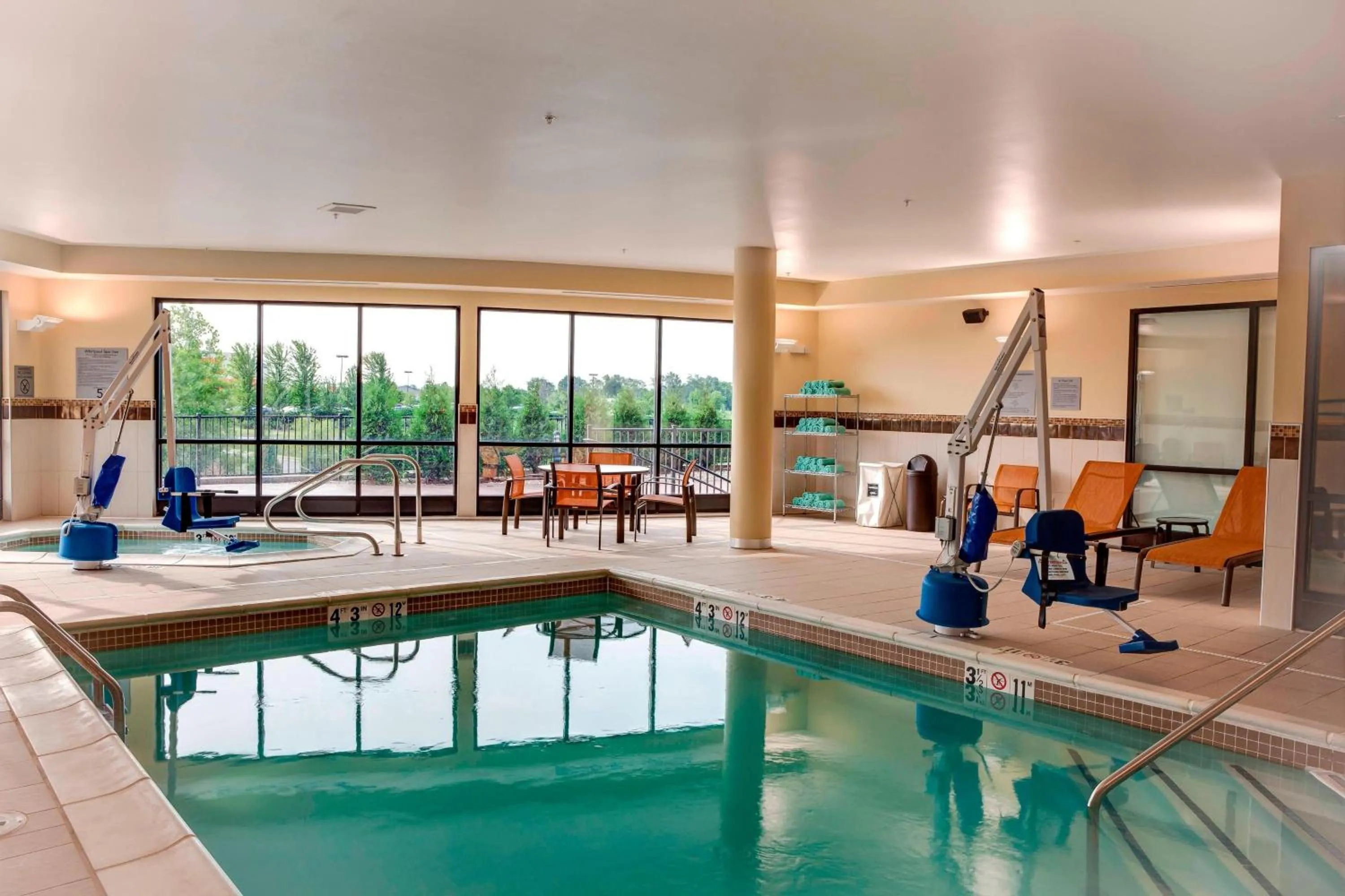 Swimming pool in Courtyard by Marriott Indianapolis Noblesville