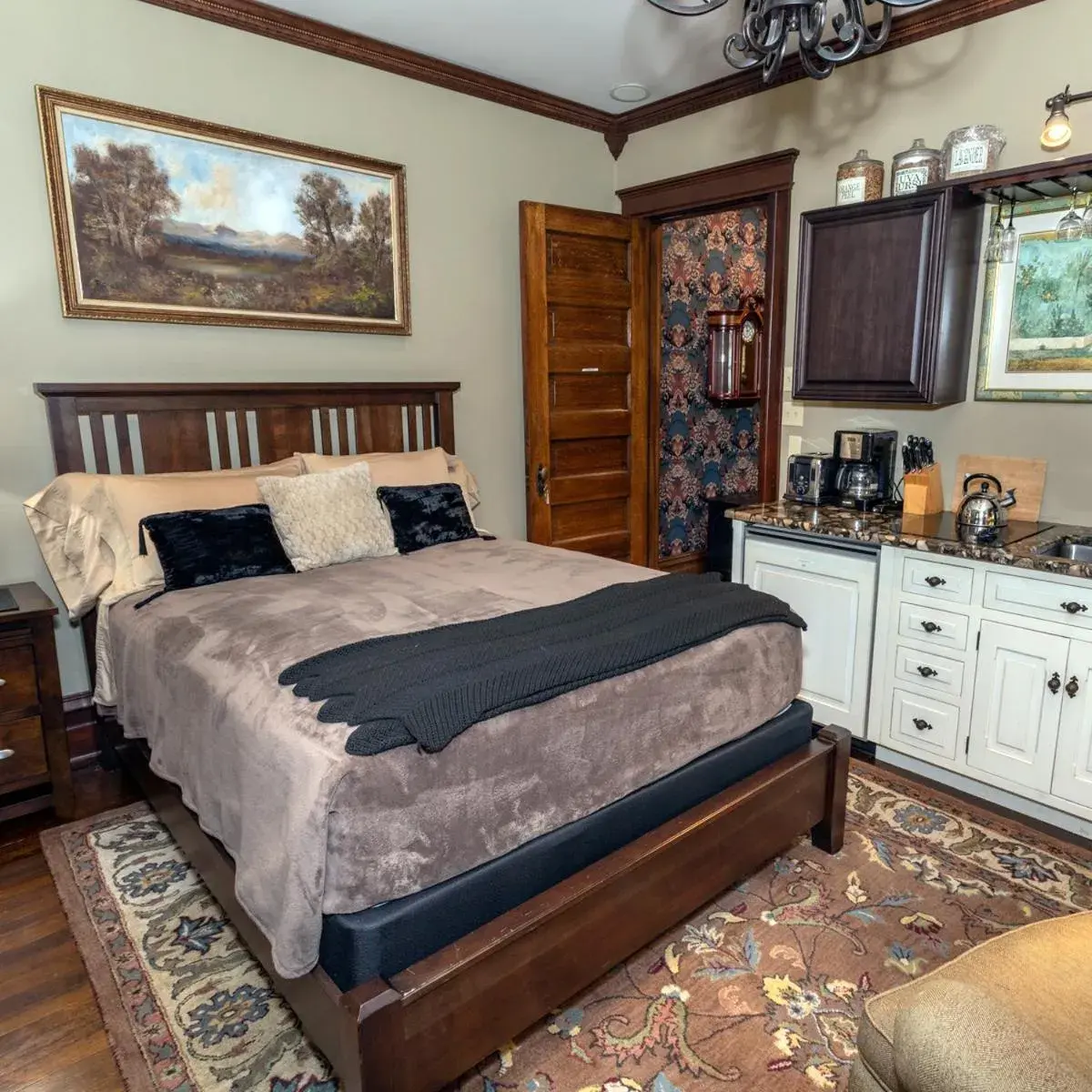 Bed in South Broadway Manor B&B - Near Fallingwater, Ohiopyle State Park, Hiking & Biking trails GAP Bed in South Broadway Manor B&B - Near Fallingwater, Ohiopyle State Park, Hiking & Biking trails GAP