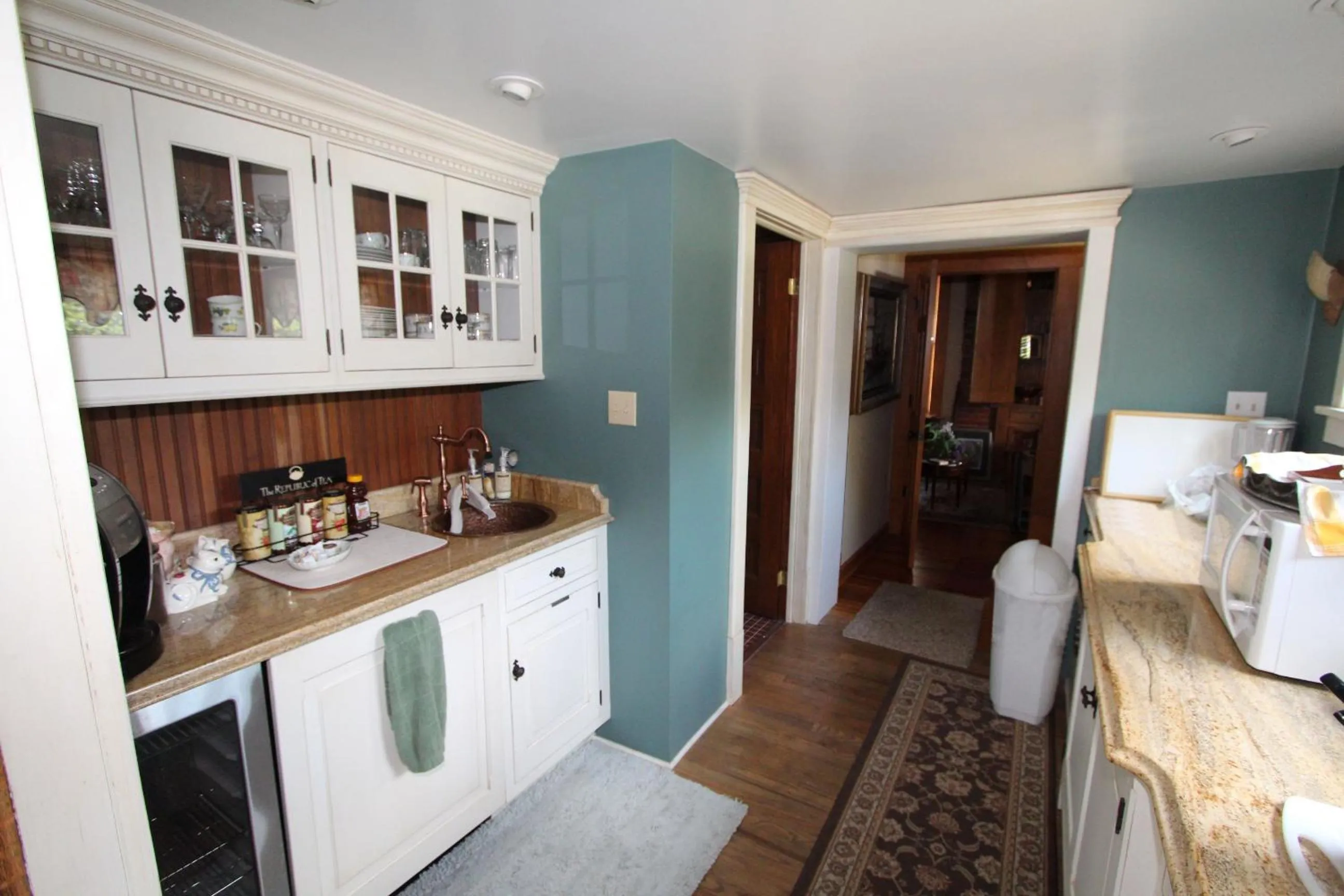 Kitchen or kitchenette in South Broadway Manor B&B - Near Fallingwater, Ohiopyle State Park, Hiking & Biking trails GAP