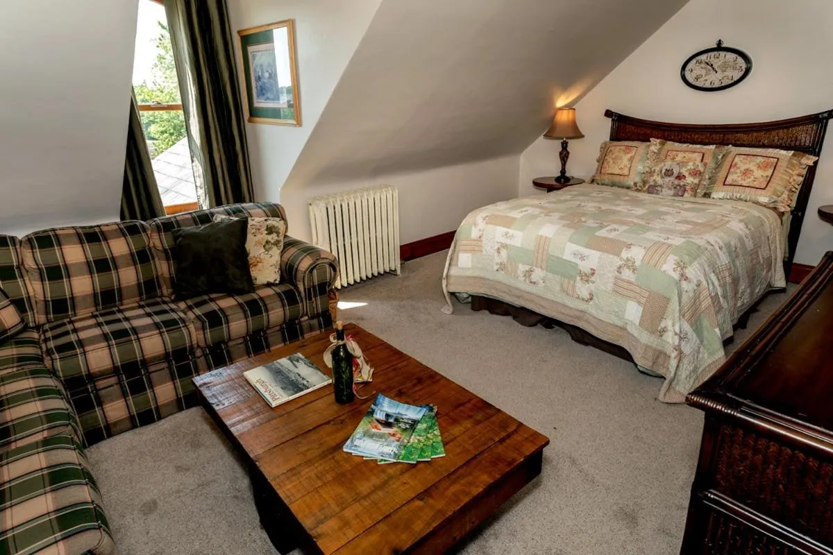 Bed in South Broadway Manor B&B - Near Fallingwater, Ohiopyle State Park, Hiking & Biking trails GAP