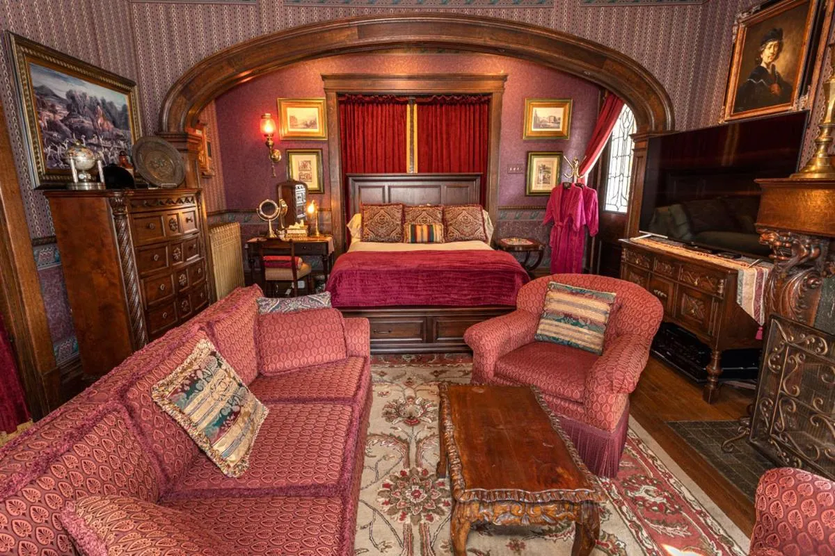 South Broadway Manor B&B - Near Fallingwater, Ohiopyle State Park, Hiking & Biking trails GAP