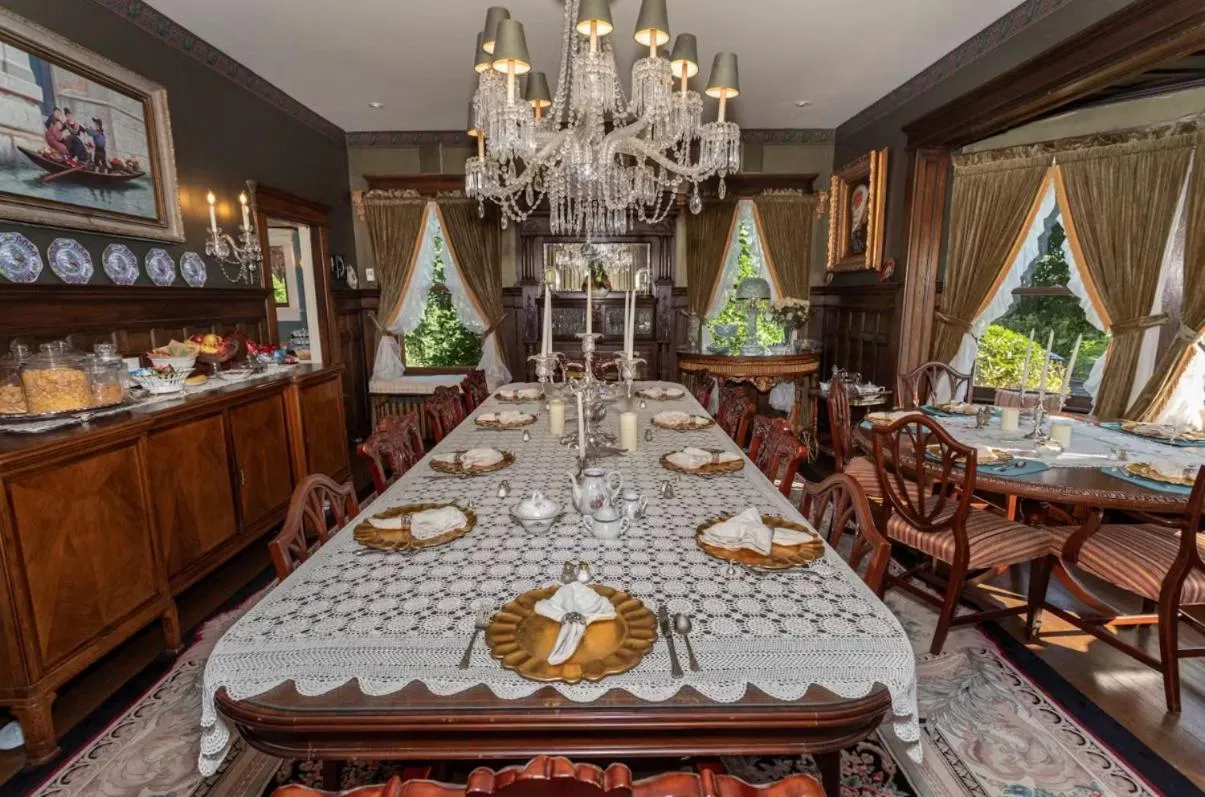 Dining area in South Broadway Manor B&B - Near Fallingwater, Ohiopyle State Park, Hiking & Biking trails GAP